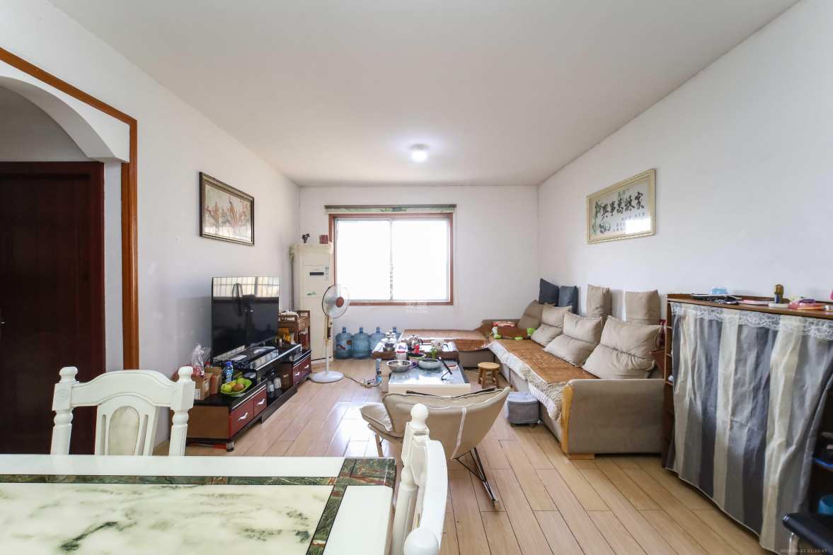 雄踞都市东家  2室2厅1卫    65.0万 雄踞都市东家  2室2厅1卫    65.0万客厅