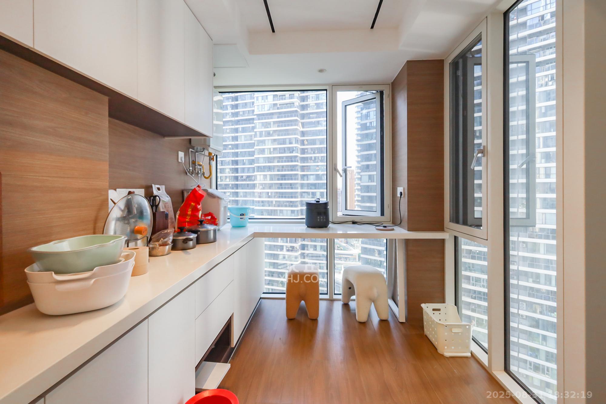 保利天禧C区  4室2厅4卫    650.0万 保利天禧C区  4室2厅4卫    650.0万厨房