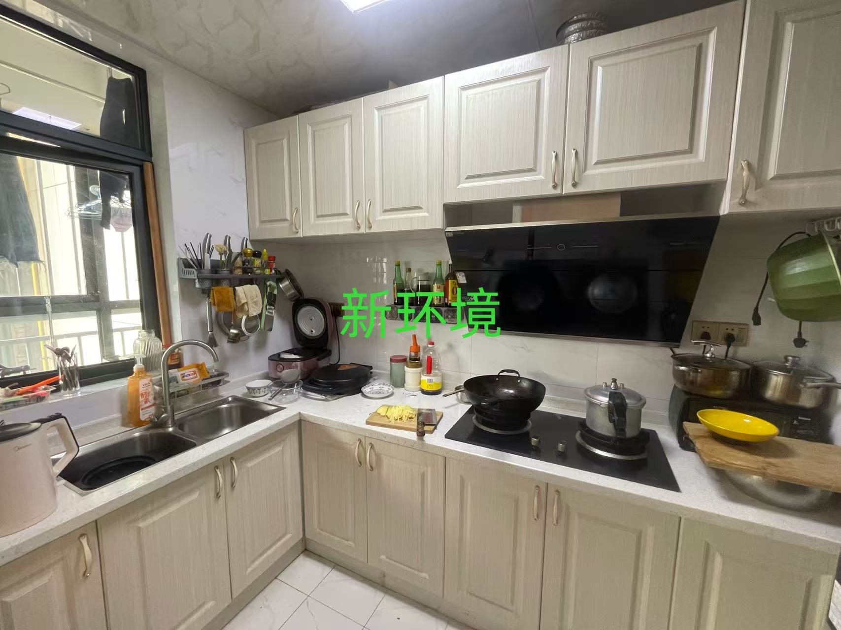 昊天珑璟湾  4室2厅2卫   81.80万客厅