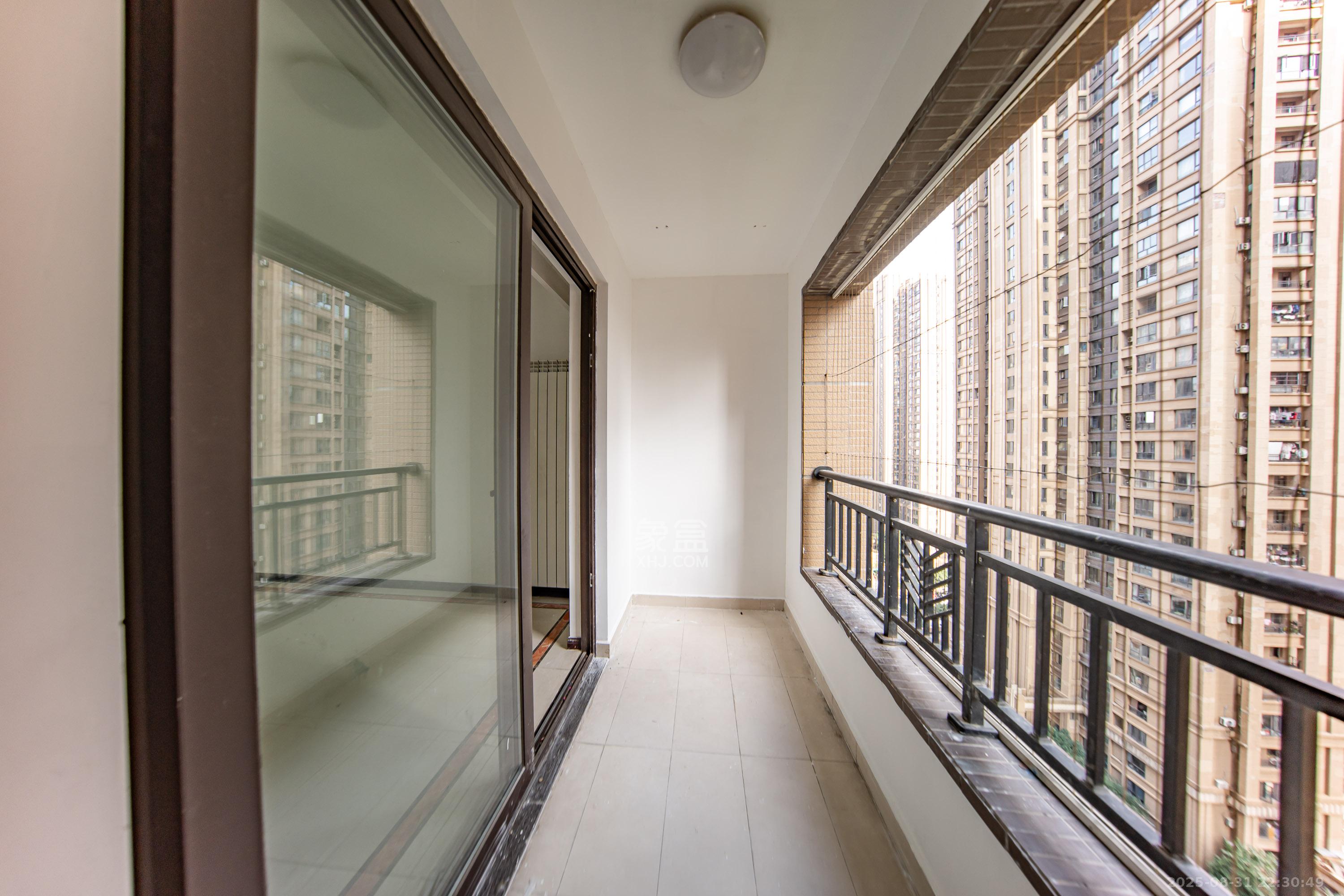 中海国际二期 3室2厅1卫 65.0万 中海国际二期 3室2厅1卫 65.0万阳台