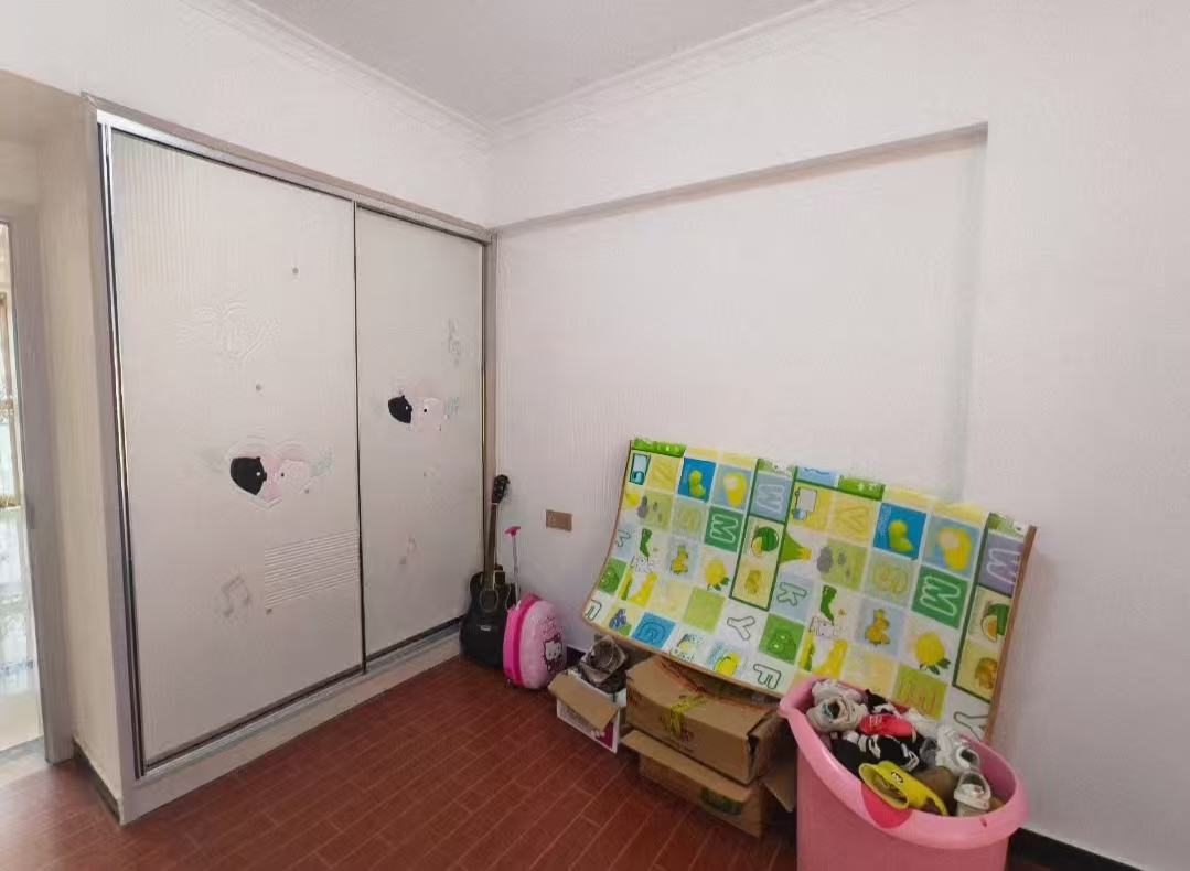 月亮湾三期  3室2厅2卫   75.00万客厅
