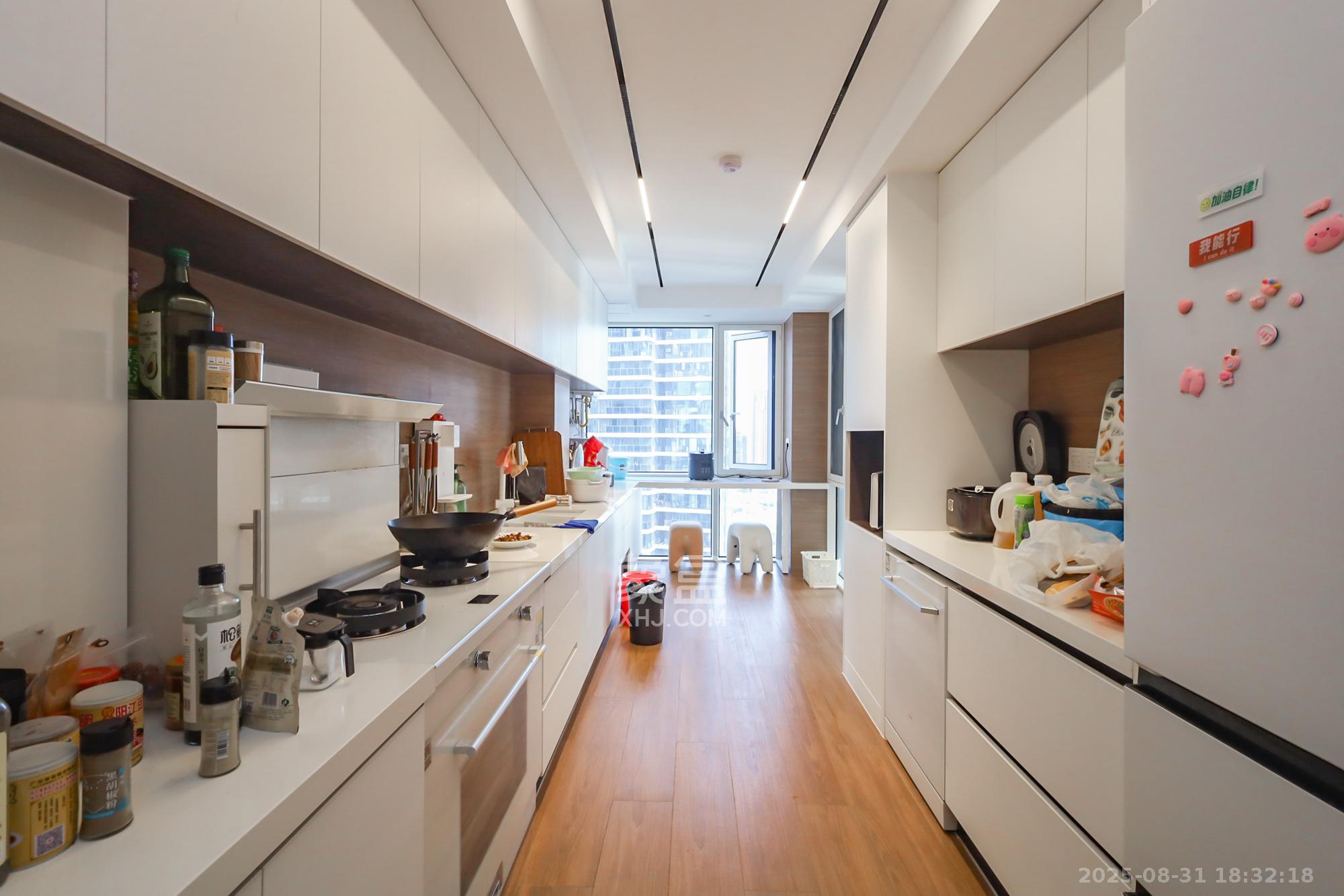 保利天禧C区  4室2厅4卫    650.0万 保利天禧C区  4室2厅4卫    650.0万厨房