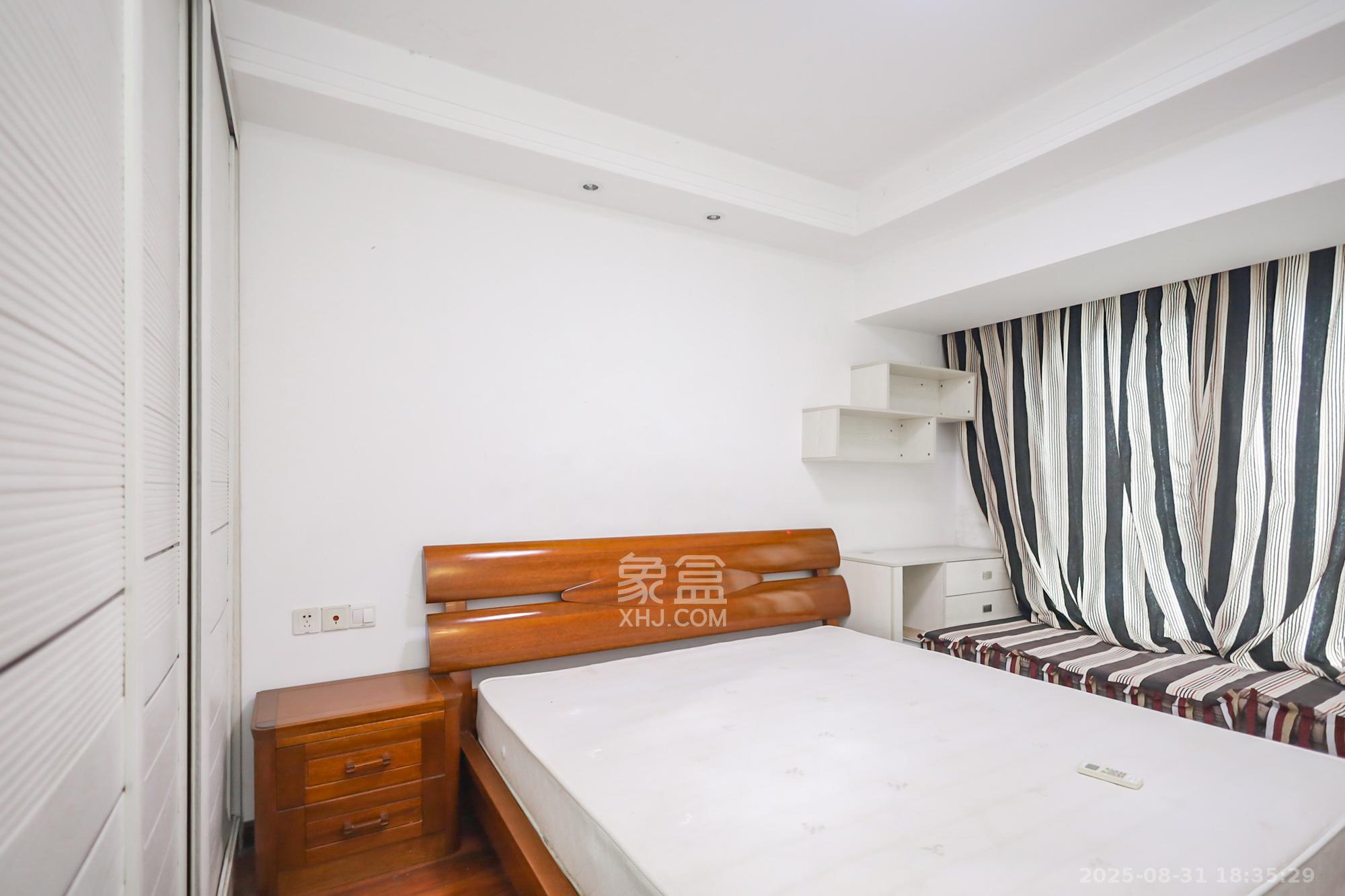 绿地中央广场 3室2厅2卫 128.0万 绿地中央广场 3室2厅2卫 128.0万卧室