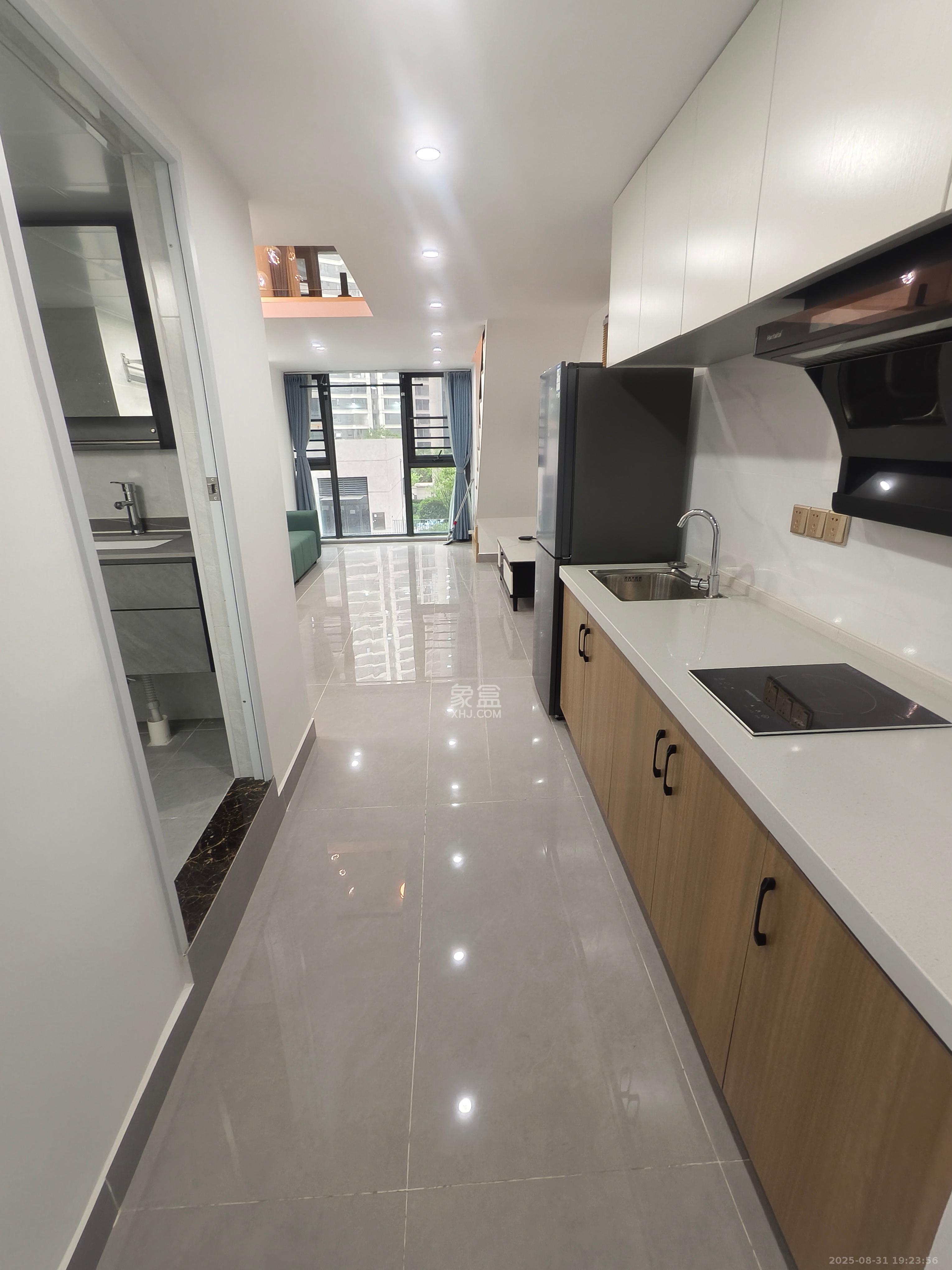 绿地V岛  2室1厅1卫    2300.0元/月 绿地V岛  2室1厅1卫    2300.0元/月室内图