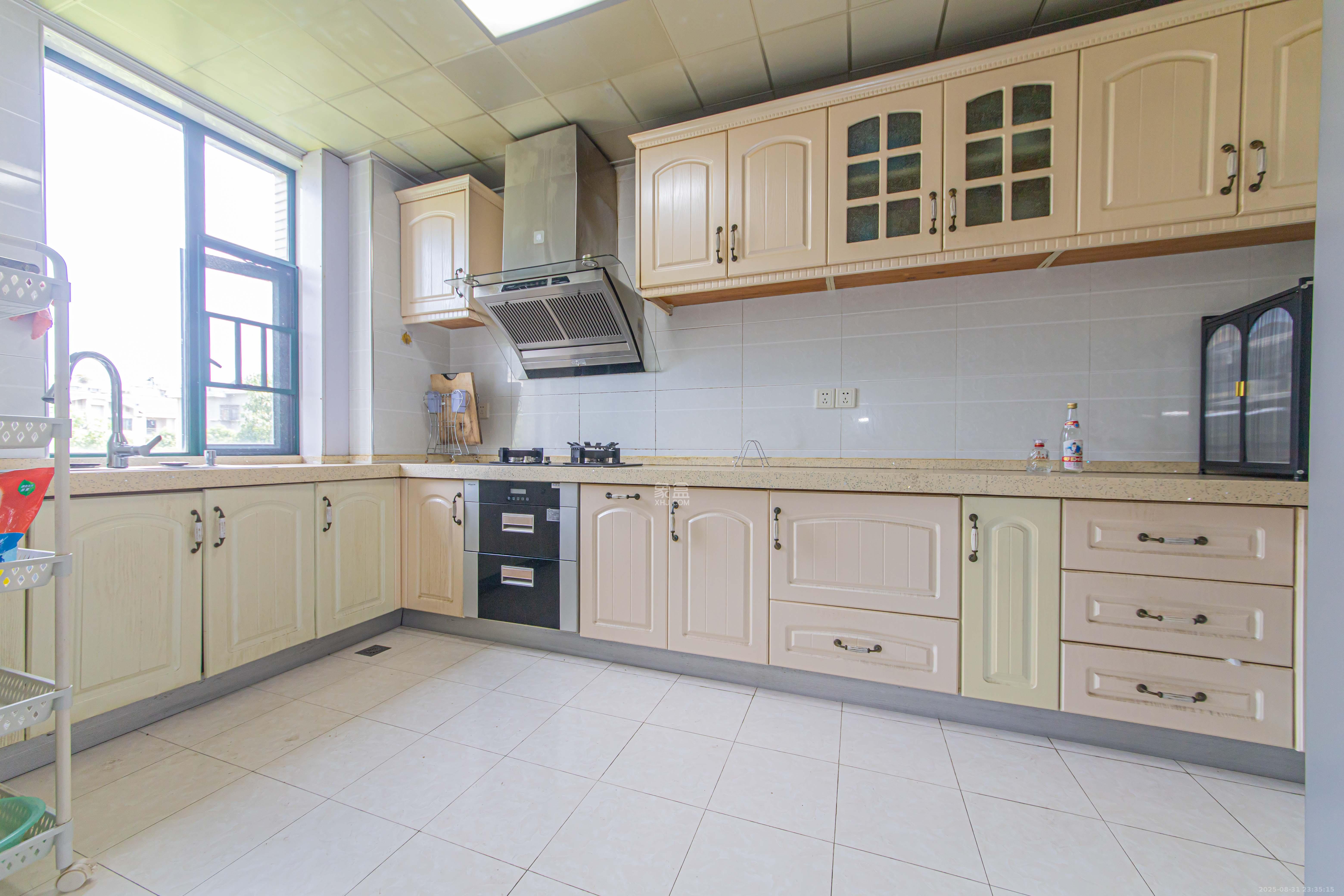 银桂苑  1室2厅2卫    160.0万厨房