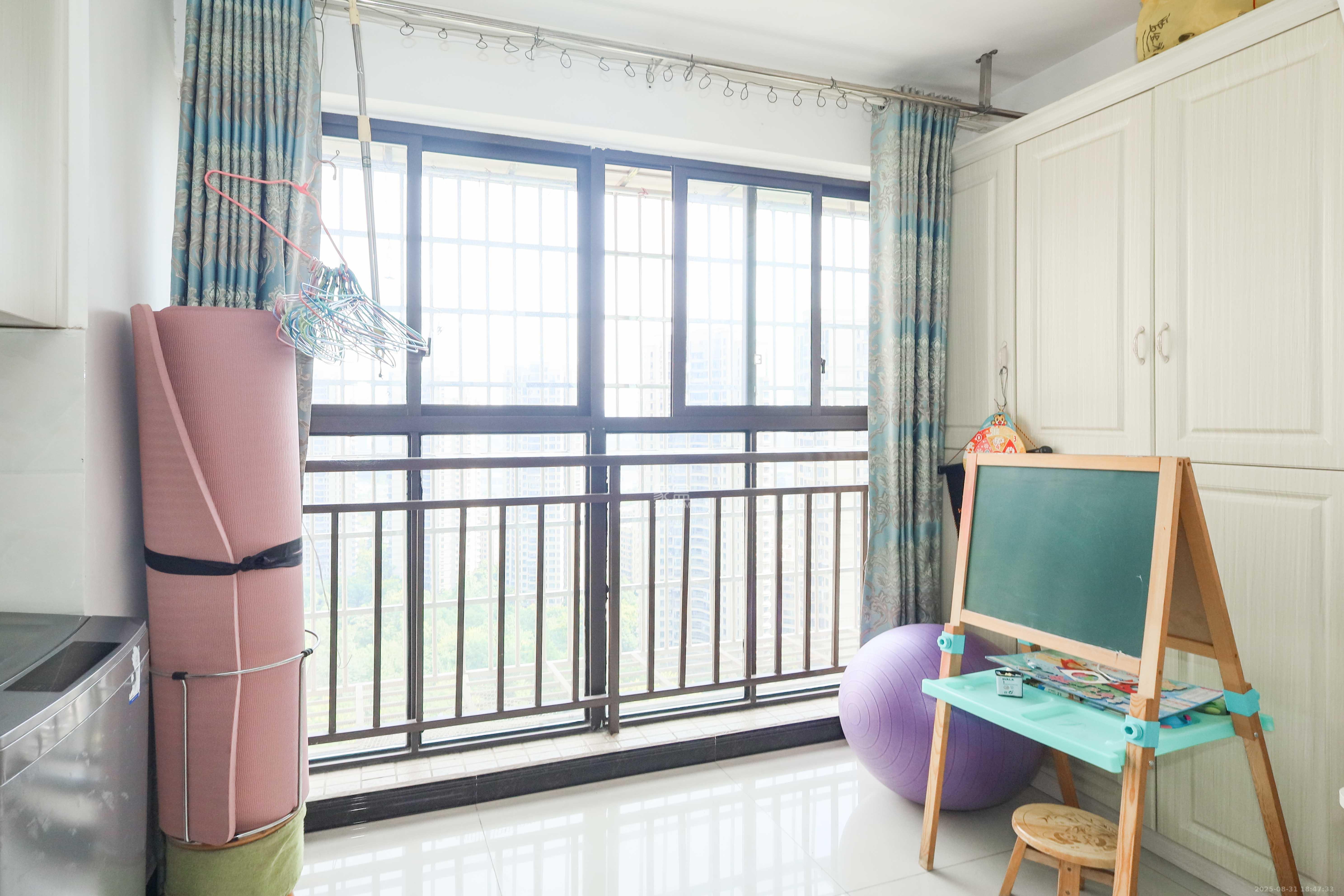 保利麓谷林语E区  3室2厅2卫    105.0万 保利麓谷林语E区  3室2厅2卫    105.0万阳台