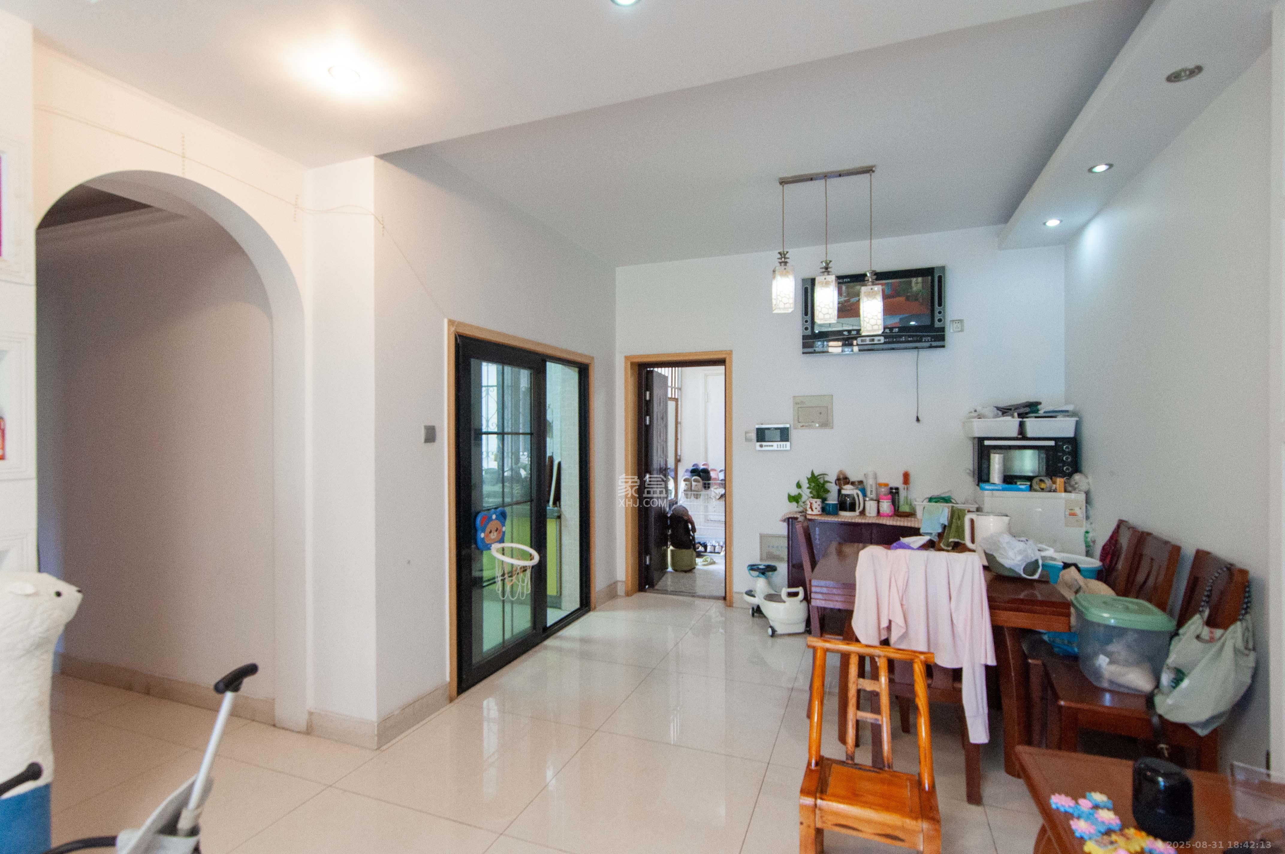 沁园春御院  3室2厅2卫    135.0万客厅