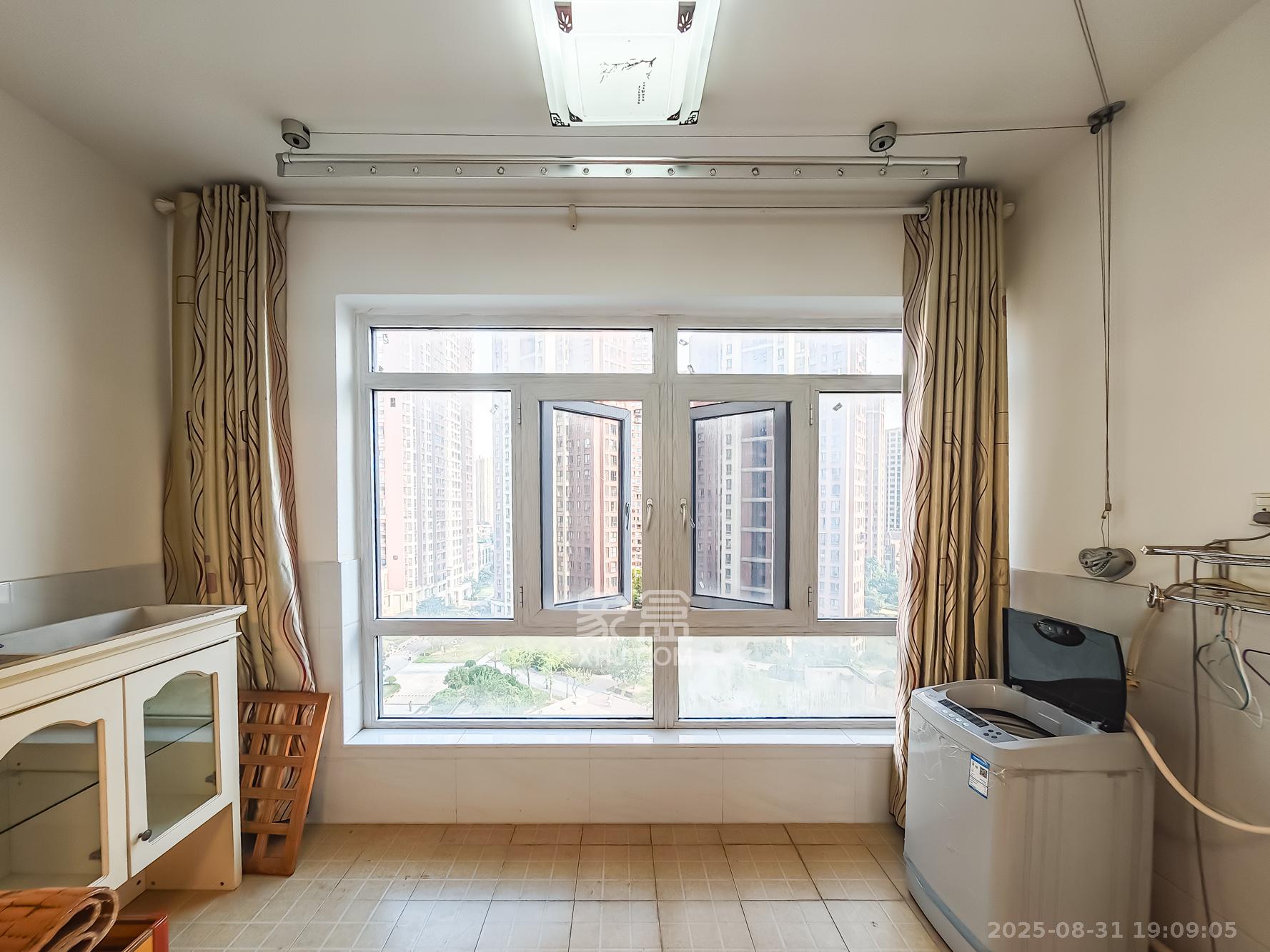 绿地海外滩一期 3室2厅2卫 63.0万 绿地海外滩一期 3室2厅2卫 63.0万阳台