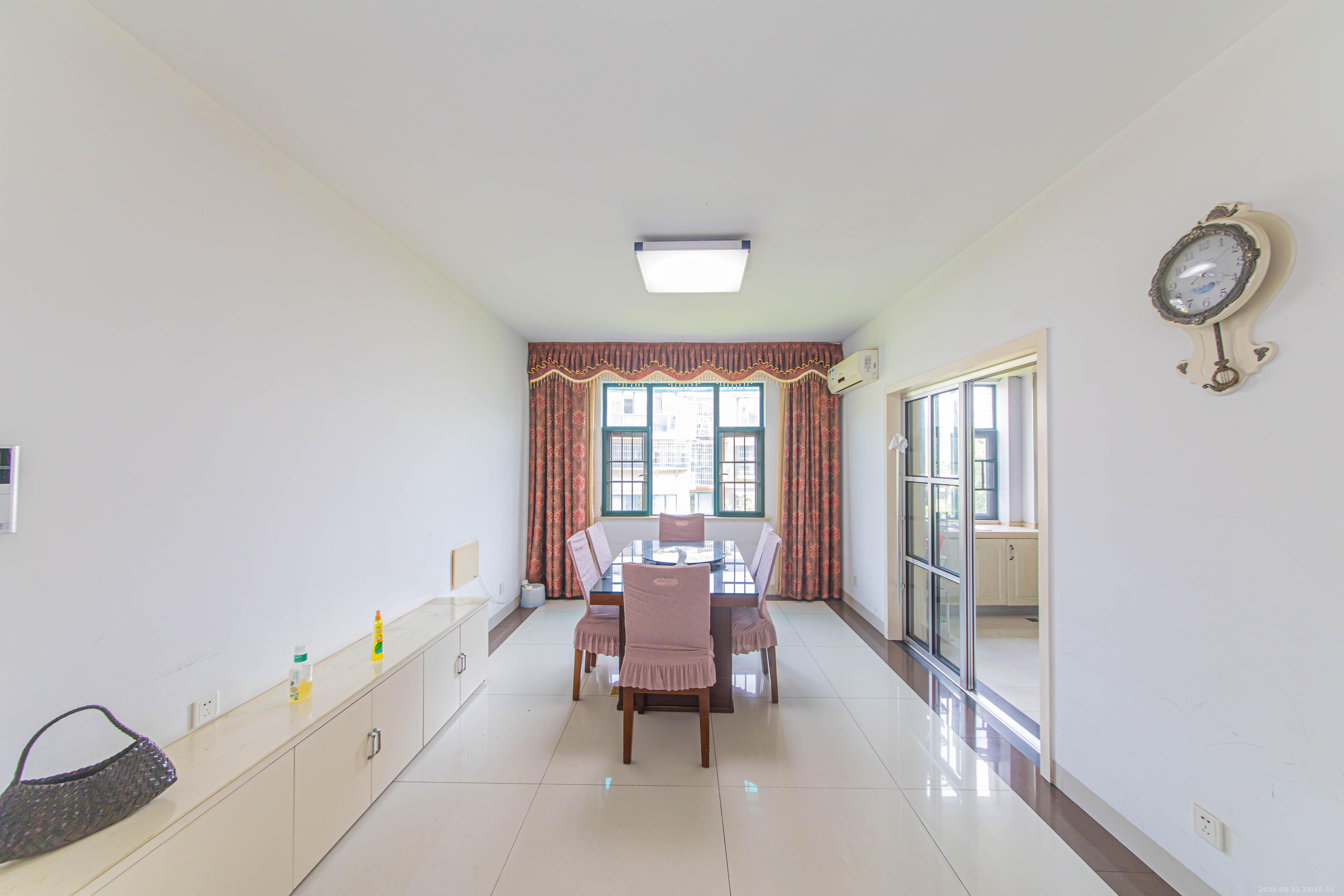 银桂苑  1室2厅2卫    160.0万客厅