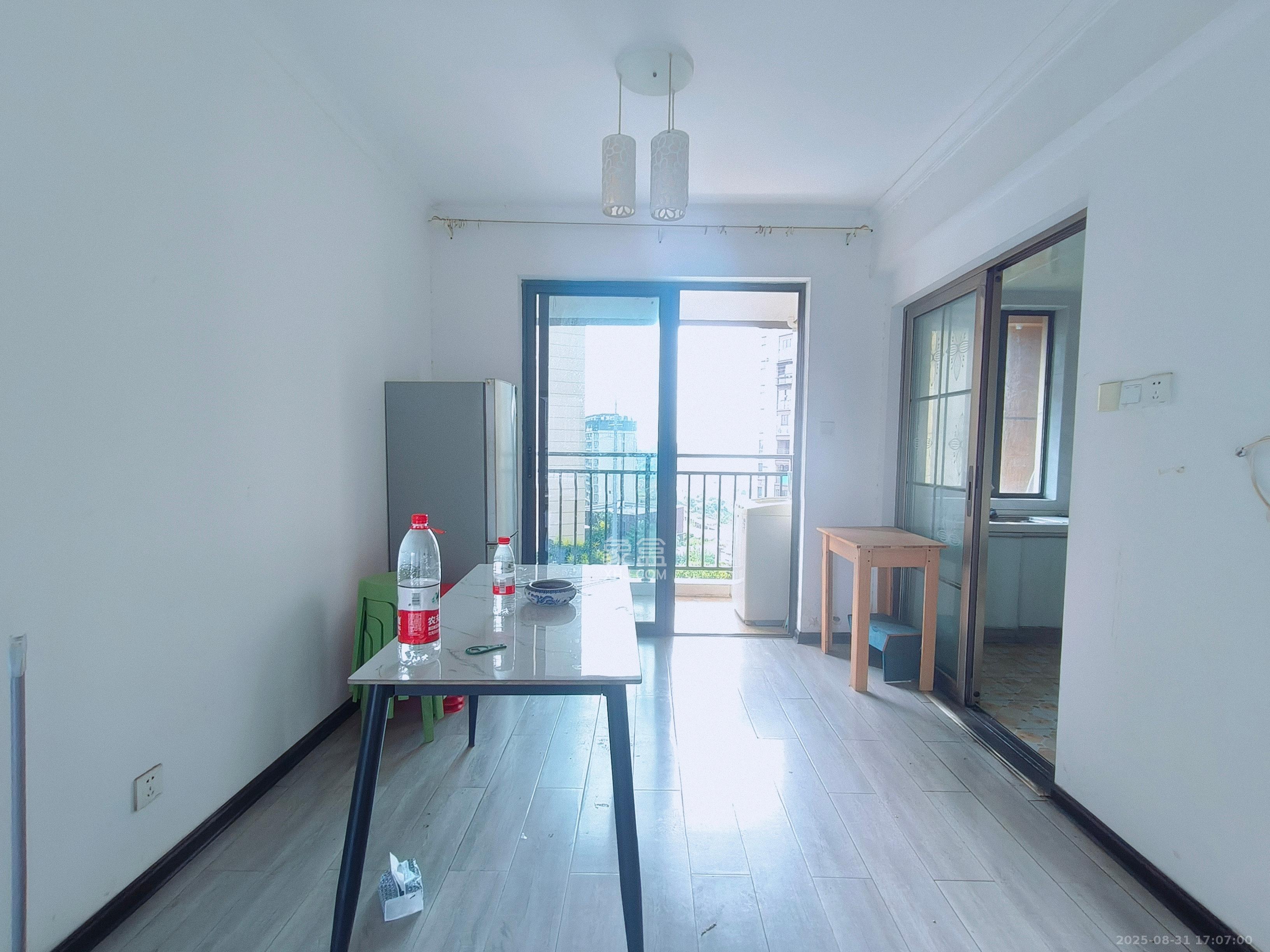 卢浮原著 3室2厅2卫 2300.0元/月 卢浮原著 3室2厅2卫 2300.0元/月室内图