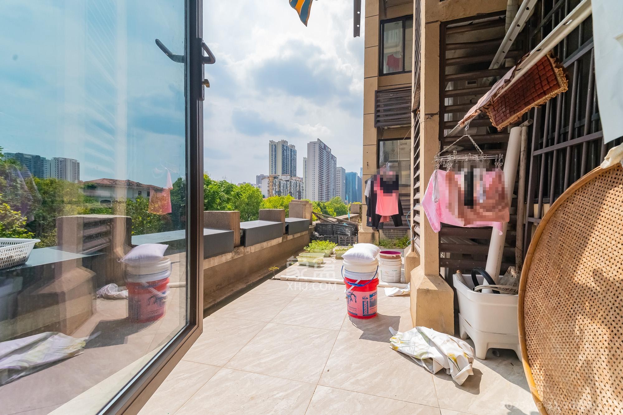 华润置地广场二期  3室2厅2卫    74.8万 华润置地广场二期  3室2厅2卫    74.8万阳台