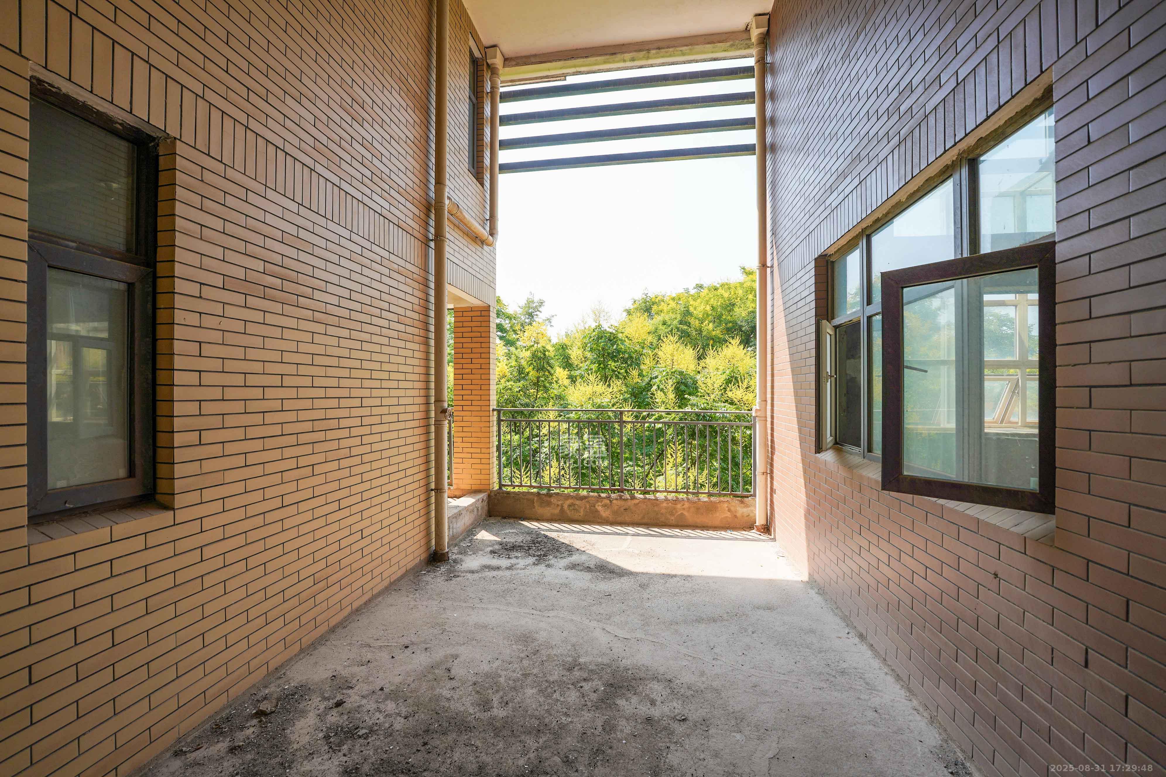 嘉华城(一期) 7室2厅3卫 298.0万 嘉华城(一期) 7室2厅3卫 298.0万卧室