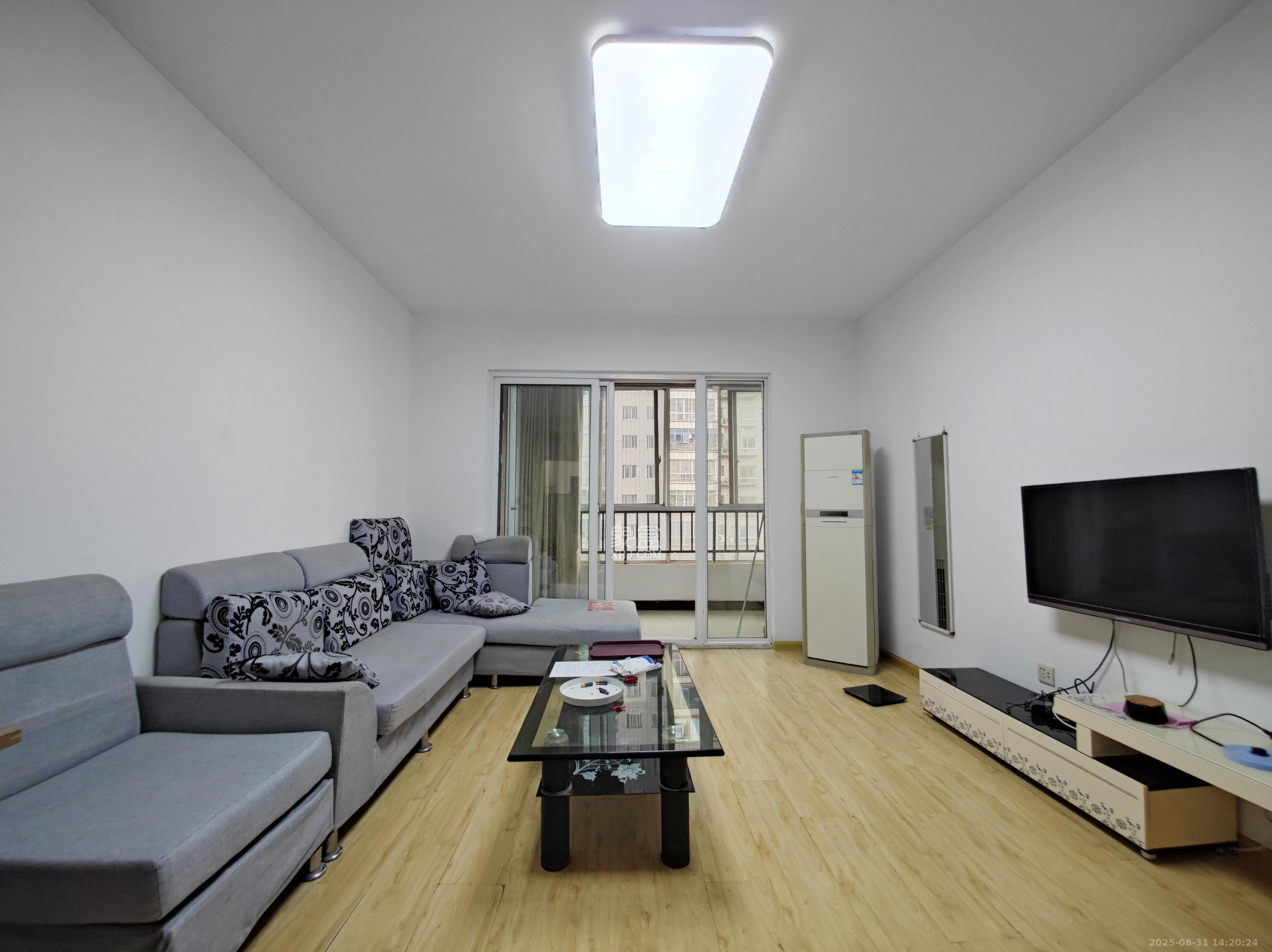 月湖兰庭  1室2厅1卫    2100.0元/月 月湖兰庭  1室2厅1卫    2100.0元/月室内图