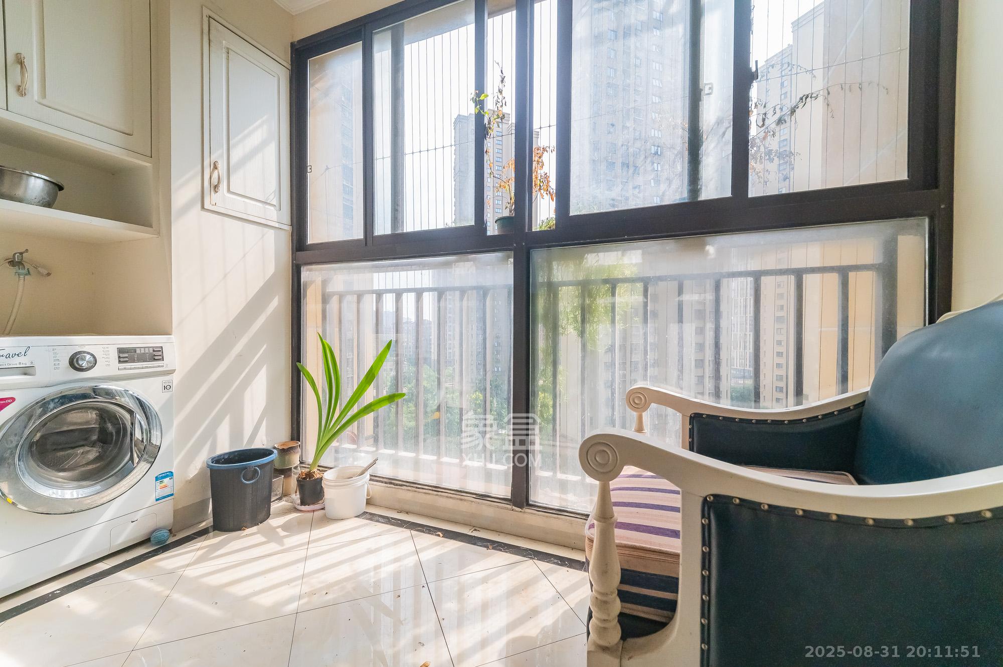 华润置地广场一期 3室2厅1卫 70.0万 华润置地广场一期 3室2厅1卫 70.0万阳台