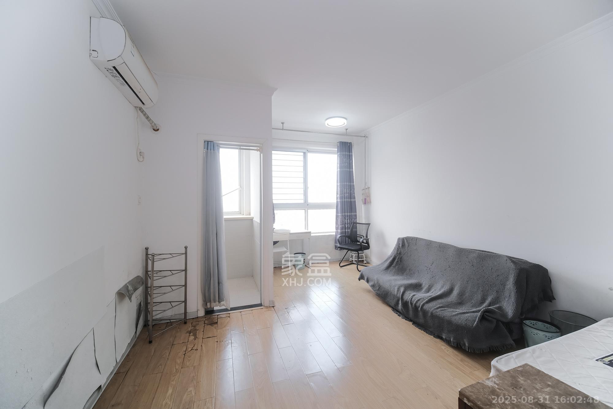 月亮湾草莓街区一、二期  1室1厅1卫    18.0万 月亮湾草莓街区一、二期  1室1厅1卫    18.0万客厅