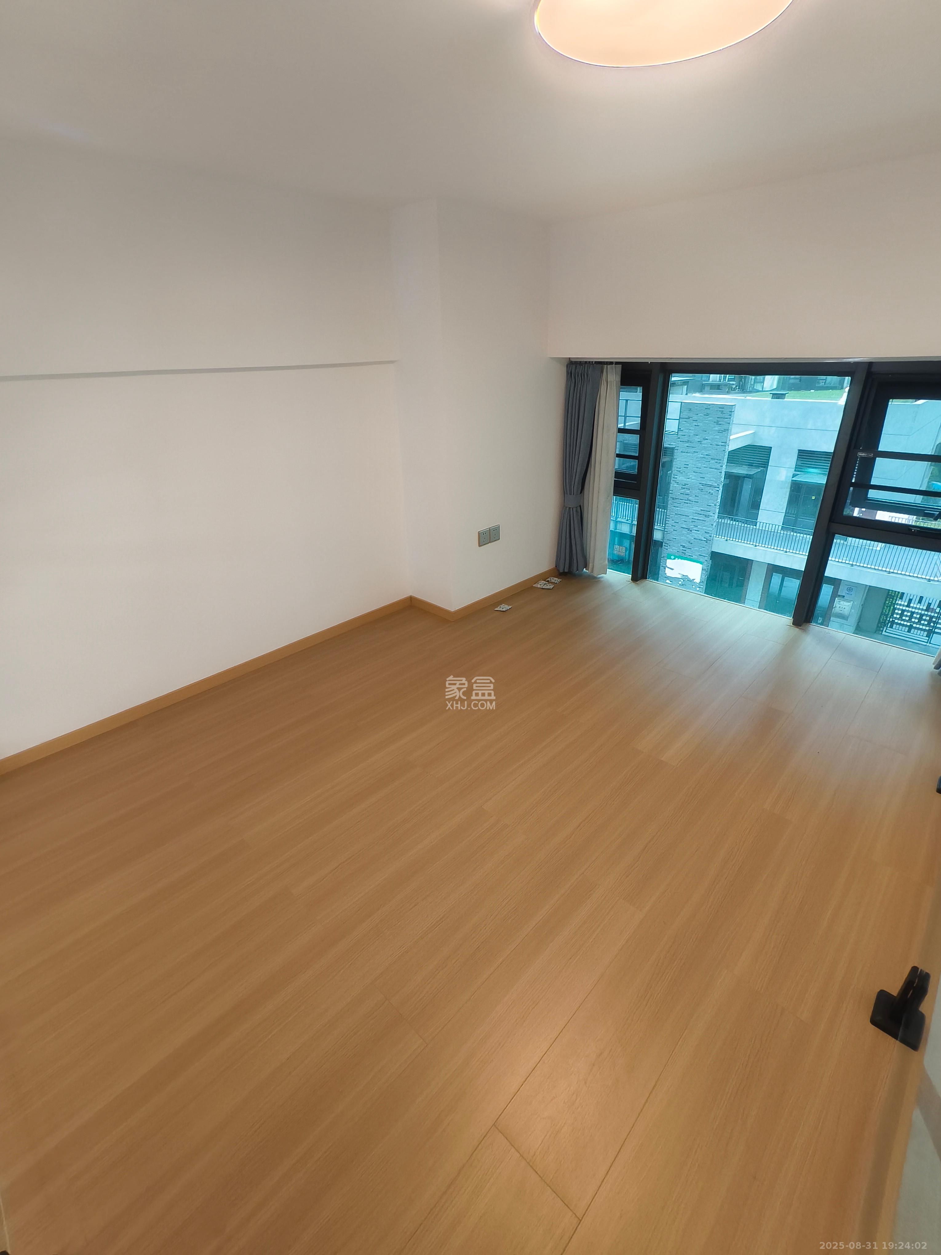 绿地V岛  2室1厅1卫    2300.0元/月 绿地V岛  2室1厅1卫    2300.0元/月室内图