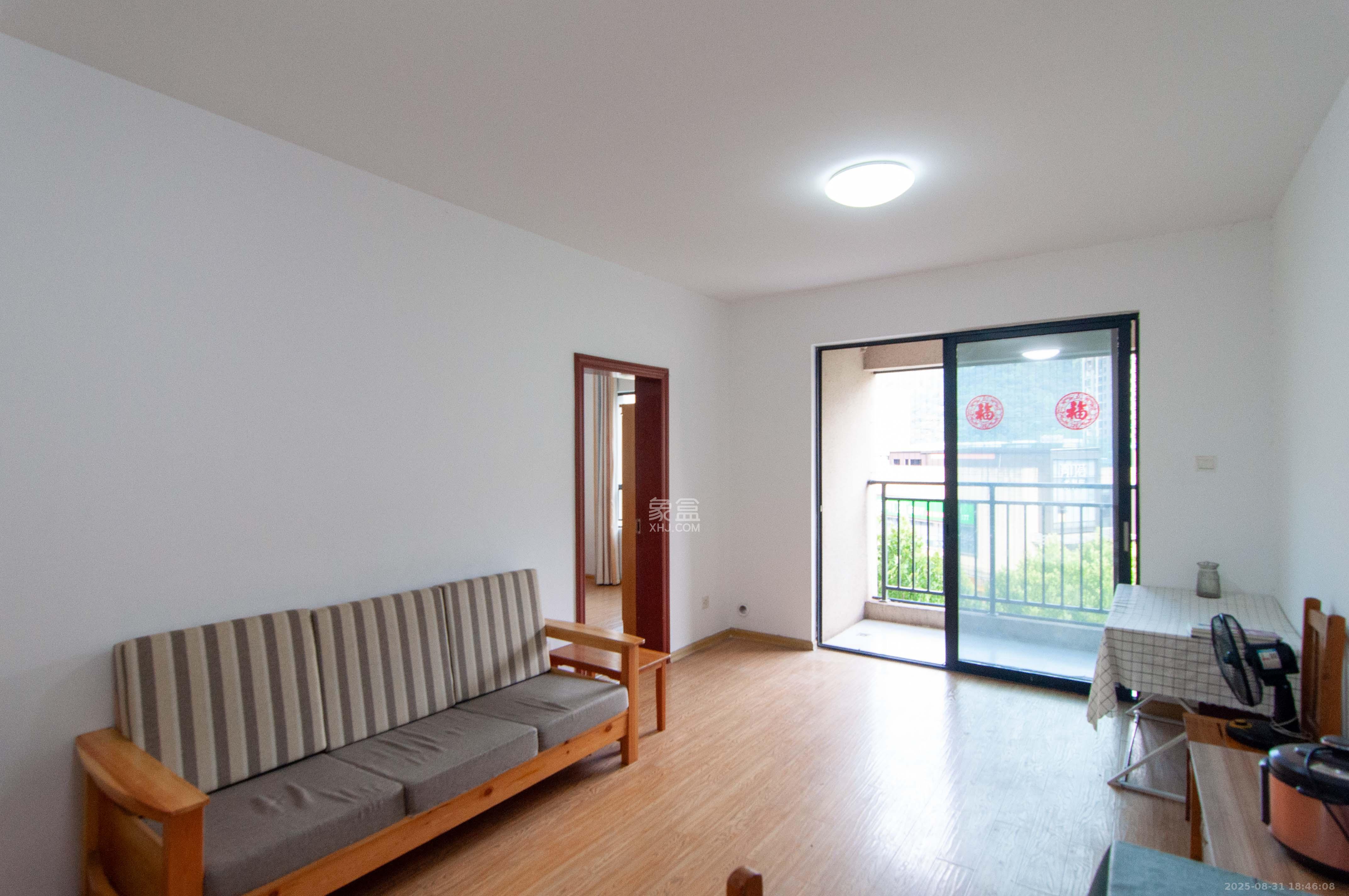 中海梅溪湖壹号  3室2厅1卫    125.0万 中海梅溪湖壹号  3室2厅1卫    125.0万客厅