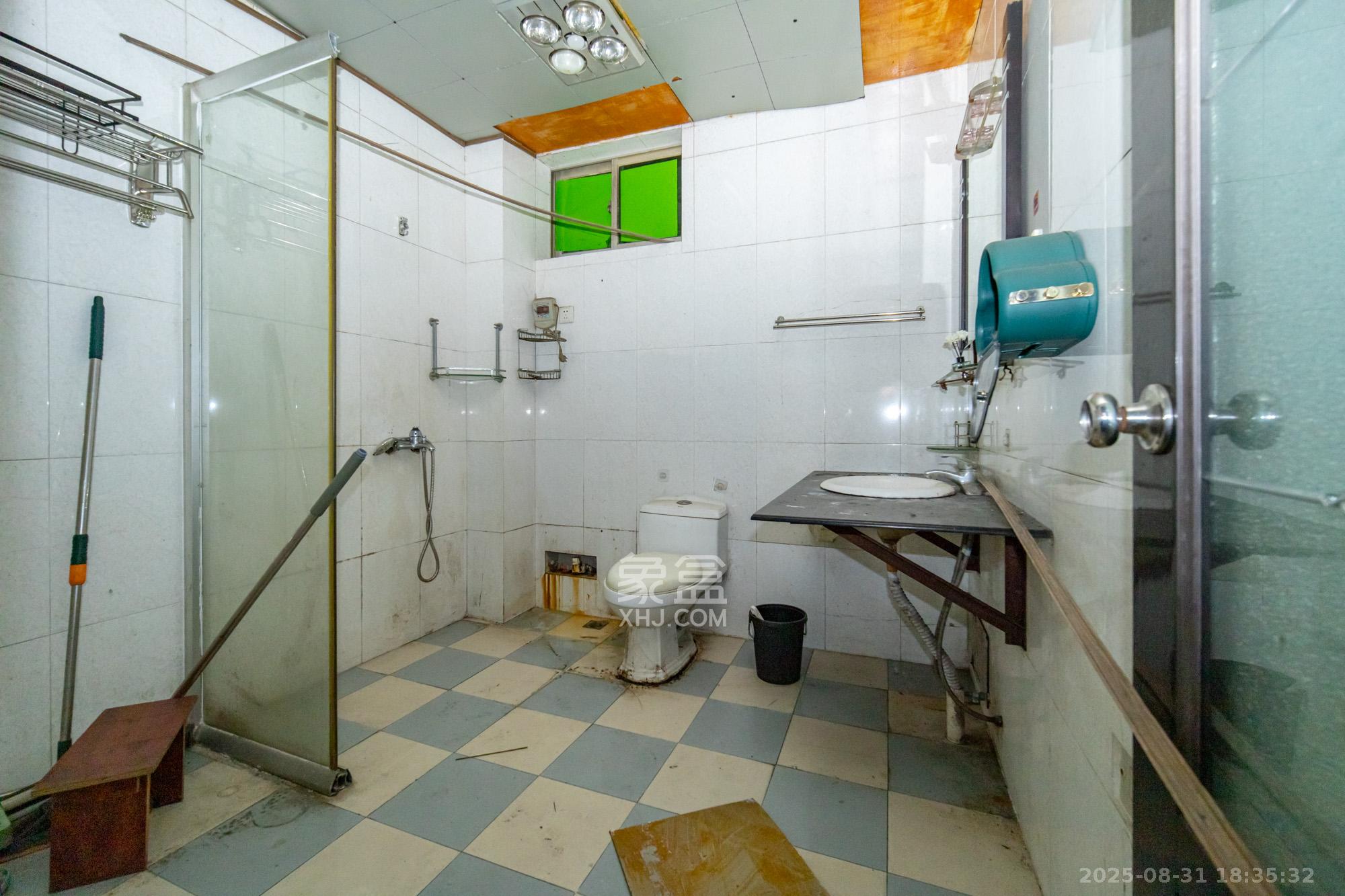 中南汽车世界  3室2厅2卫    39.0万 中南汽车世界  3室2厅2卫    39.0万卫生间