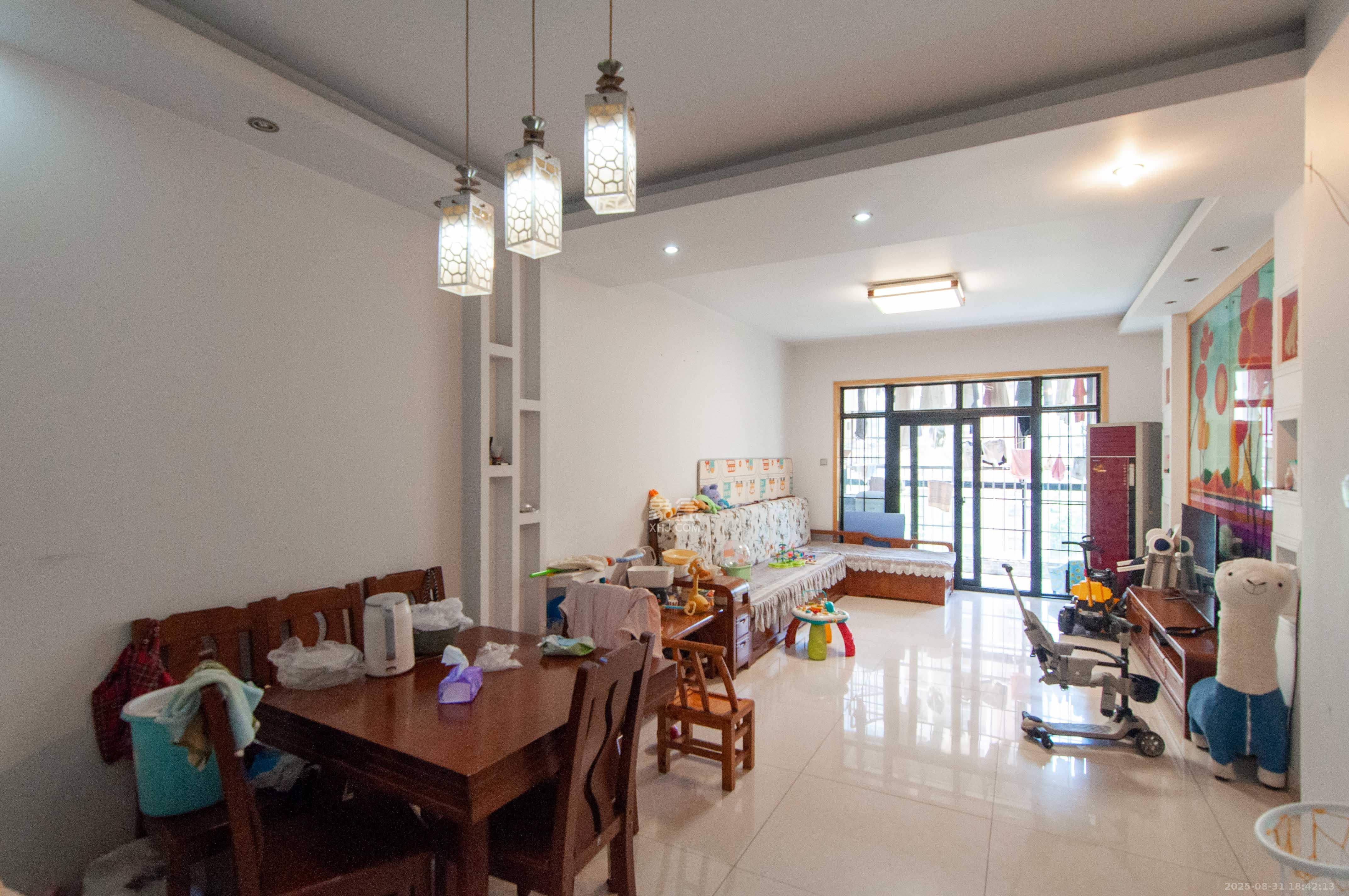 沁园春御院  3室2厅2卫    135.0万客厅