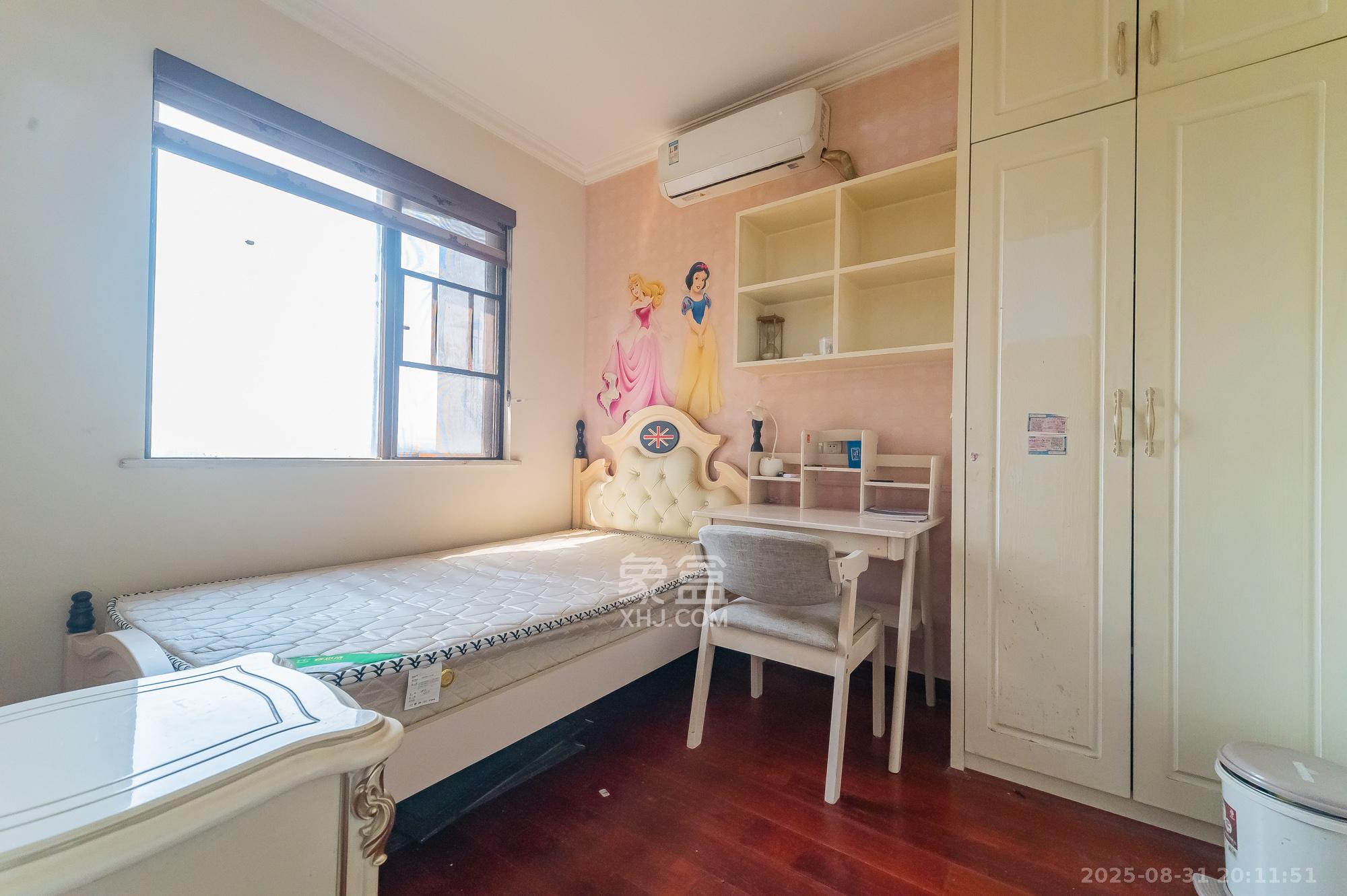 华润置地广场一期 3室2厅1卫 70.0万 华润置地广场一期 3室2厅1卫 70.0万卧室