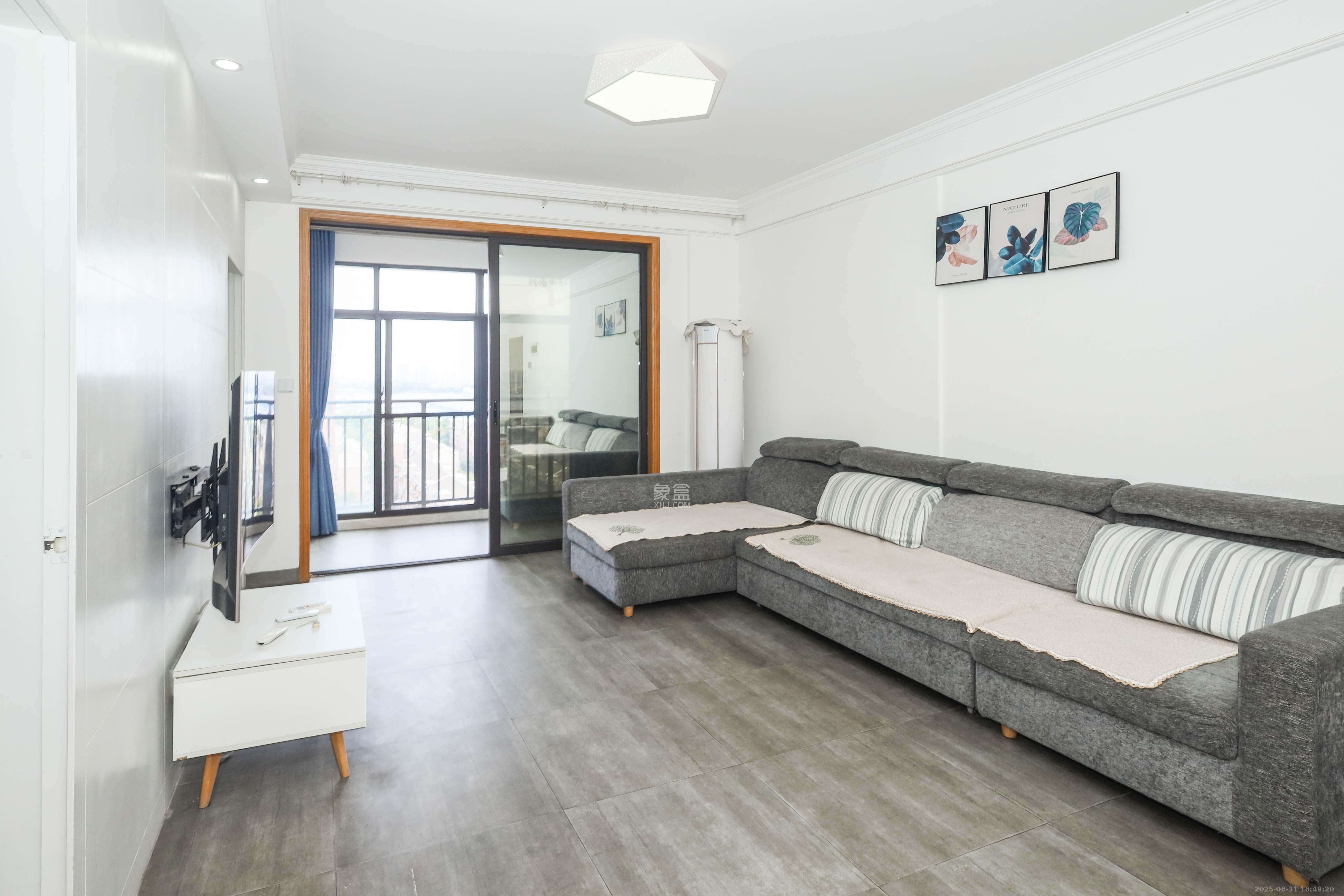 麓谷星辰  2室1厅1卫    72.0万 麓谷星辰  2室1厅1卫    72.0万客厅