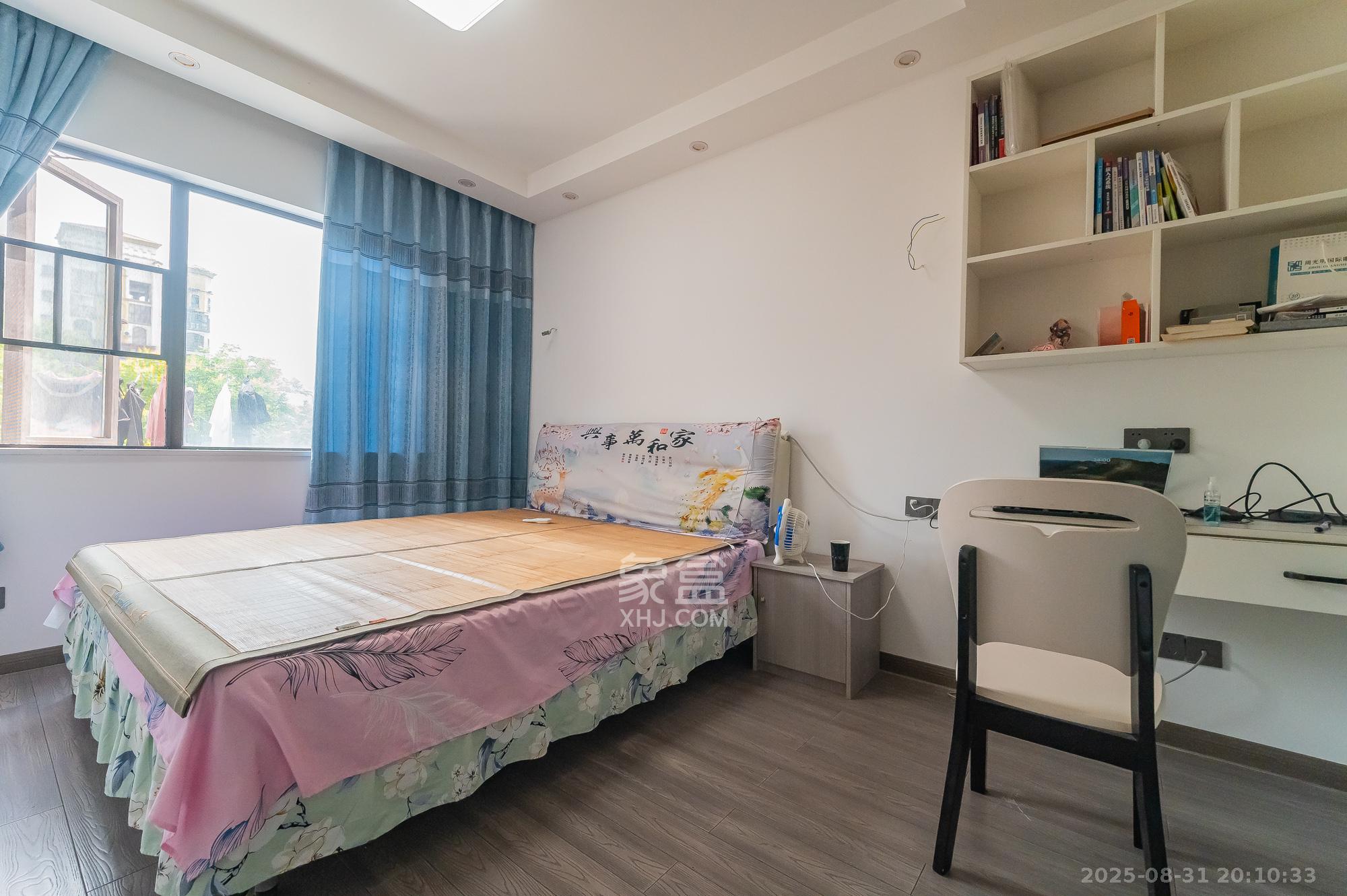 华润置地广场二期  3室2厅2卫    74.8万 华润置地广场二期  3室2厅2卫    74.8万卧室