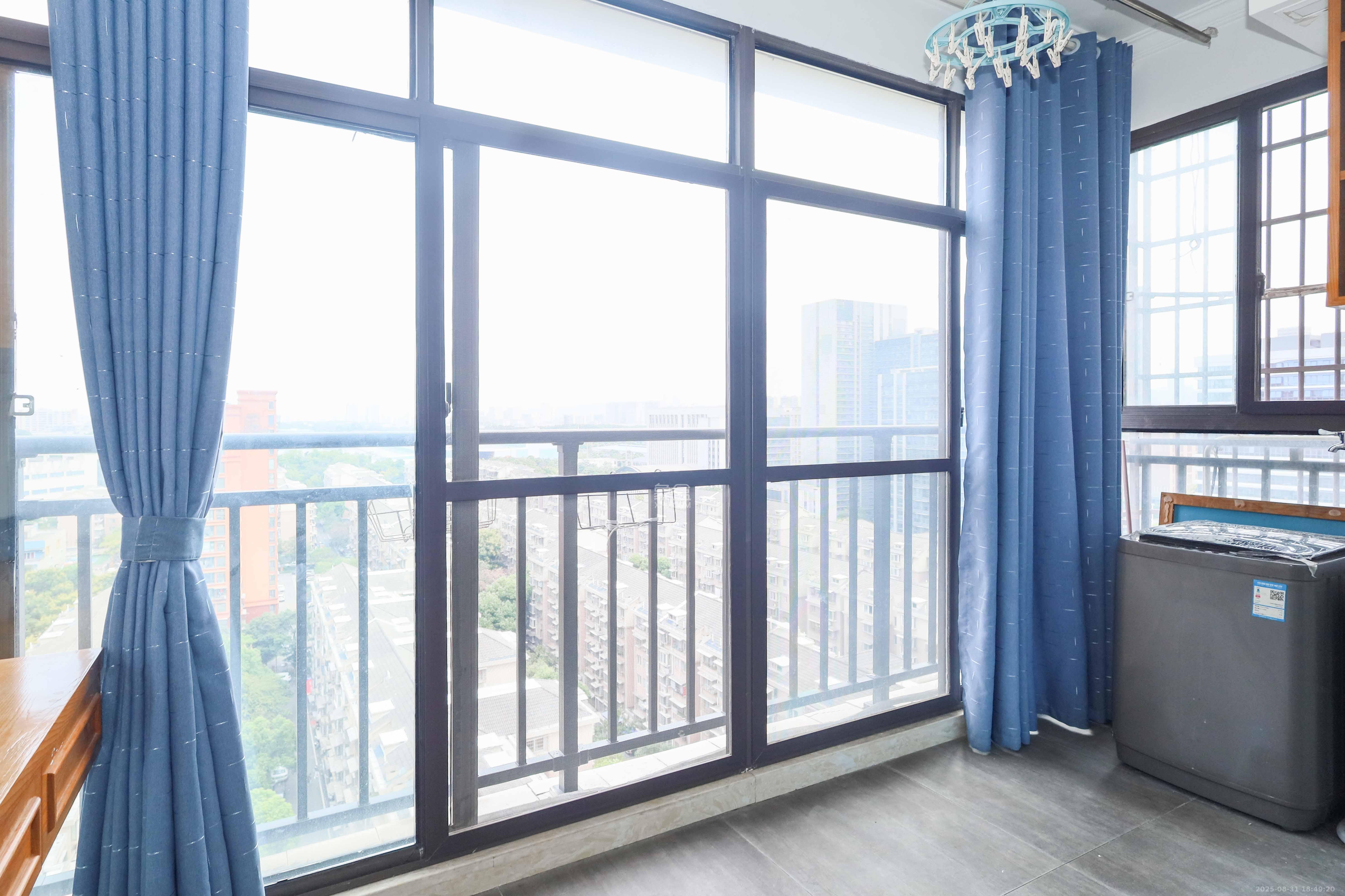 麓谷星辰  2室1厅1卫    72.0万 麓谷星辰  2室1厅1卫    72.0万阳台