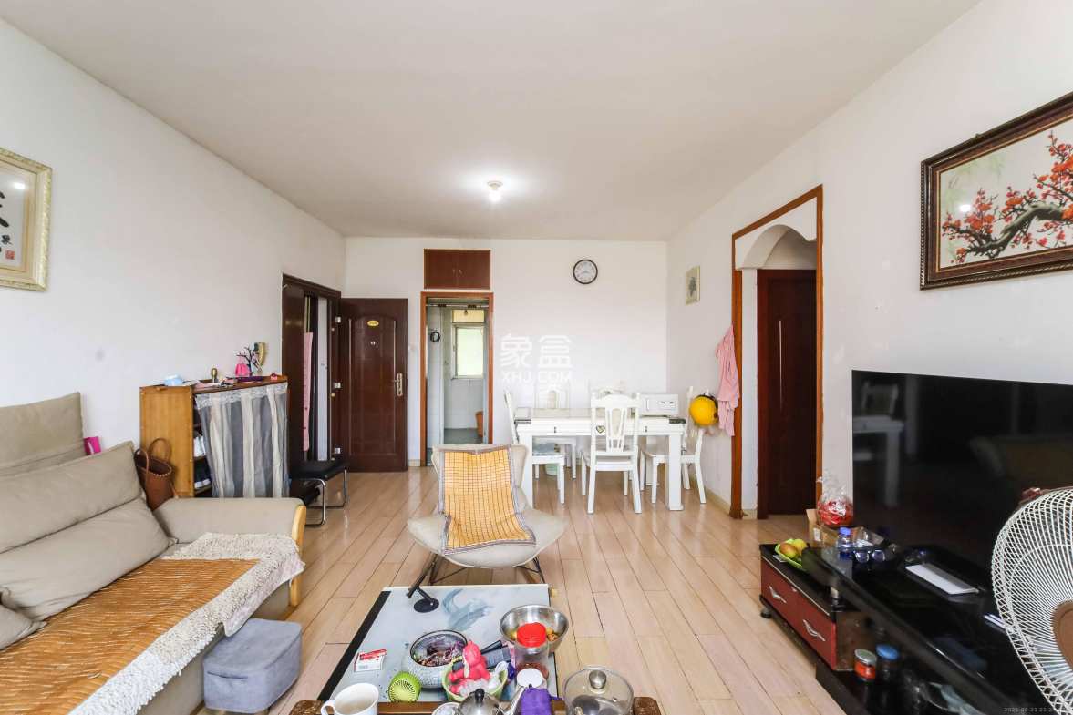 雄踞都市东家  2室2厅1卫    65.0万 雄踞都市东家  2室2厅1卫    65.0万客厅