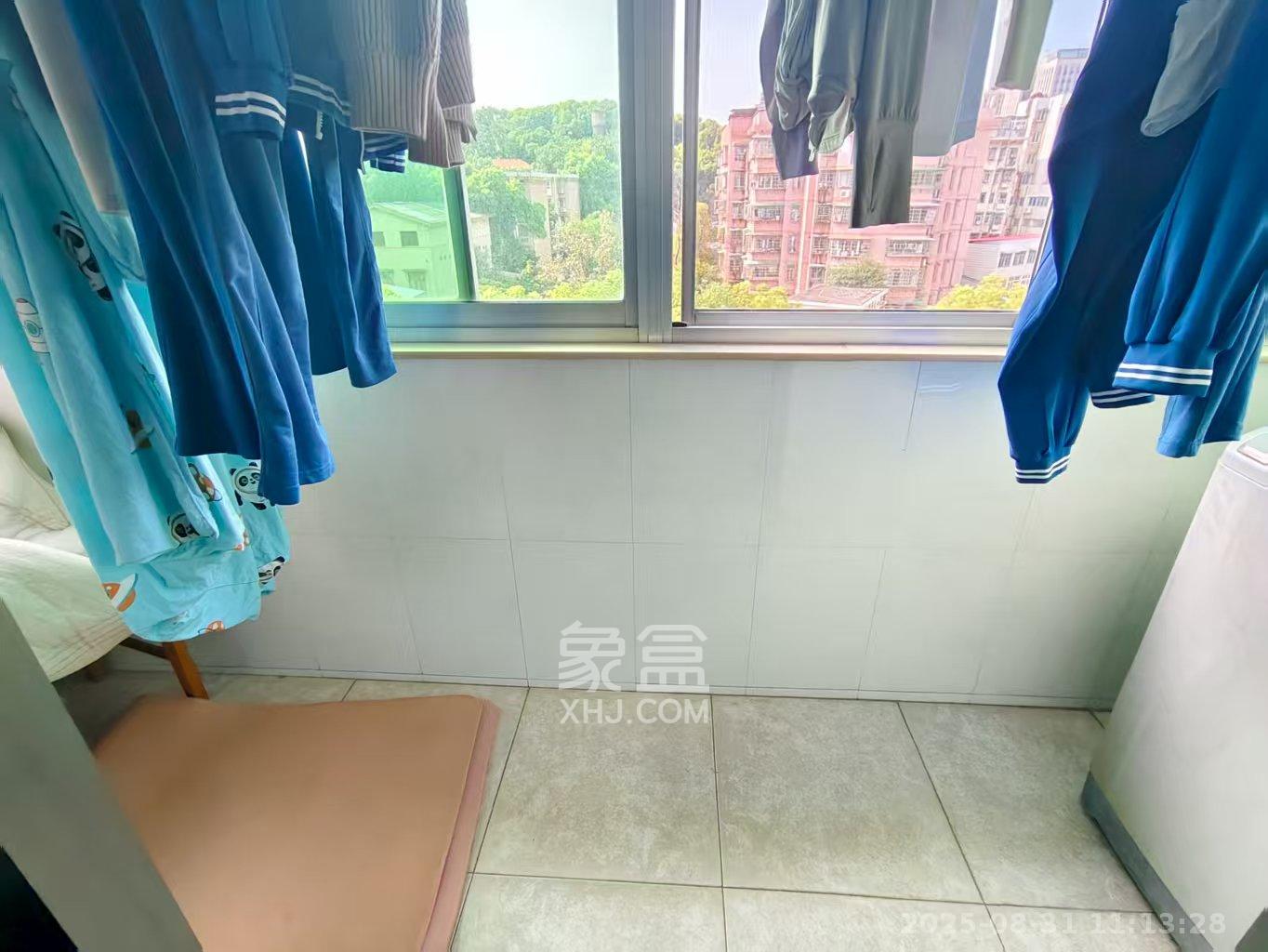 龙柏小区  4室2厅2卫    3600.0元/月室内图