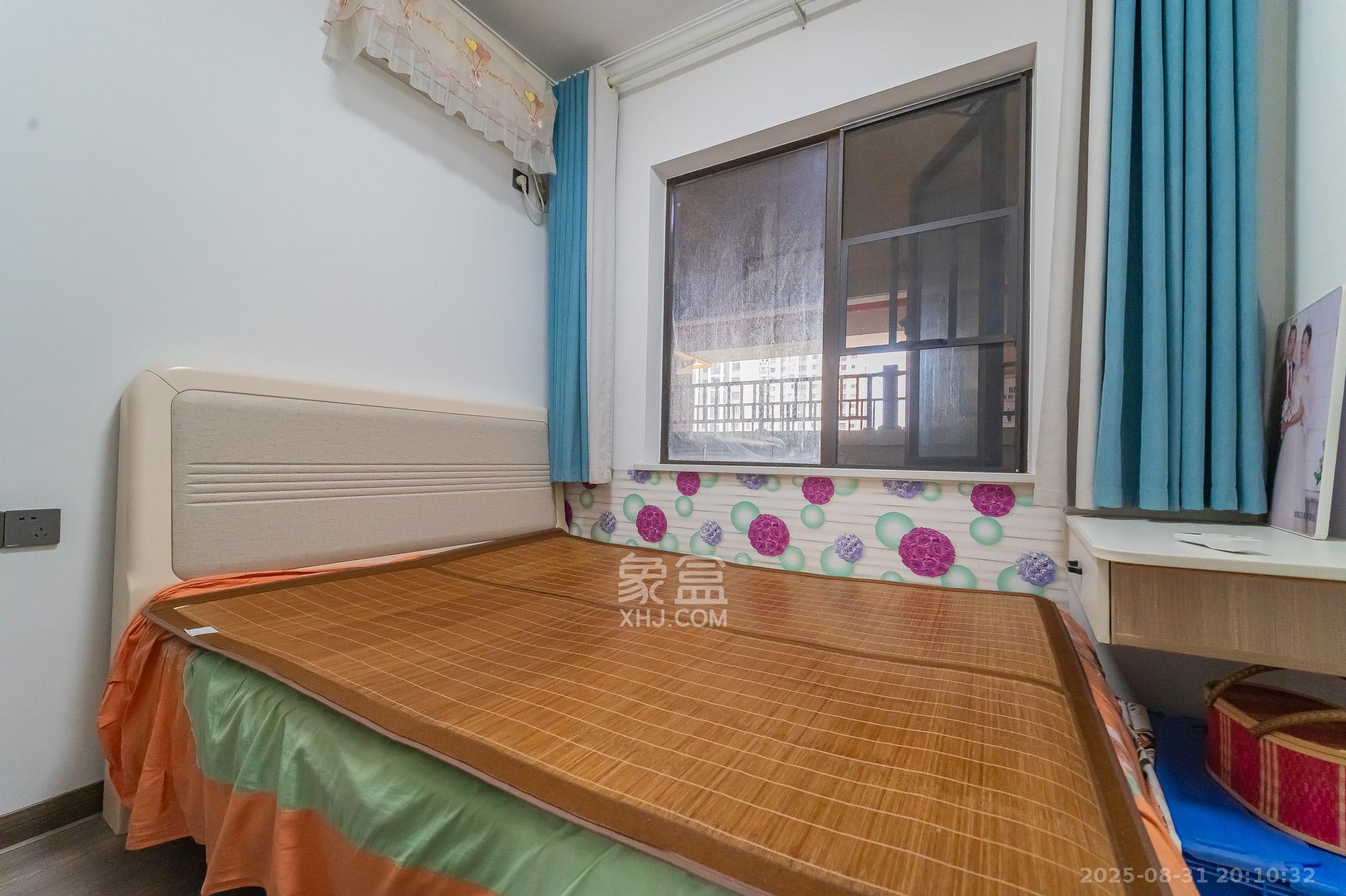 华润置地广场二期  3室2厅2卫    74.8万 华润置地广场二期  3室2厅2卫    74.8万卧室