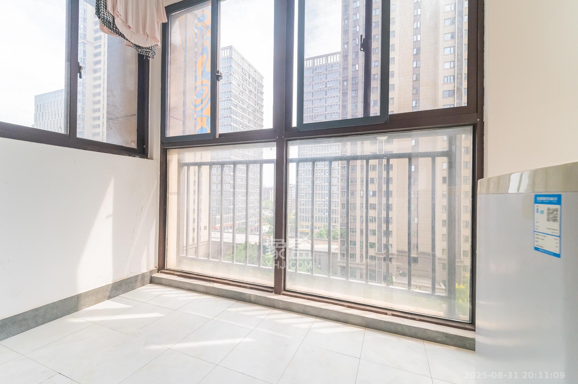 华润置地广场二期 3室2厅1卫 71.8万 华润置地广场二期 3室2厅1卫 71.8万阳台