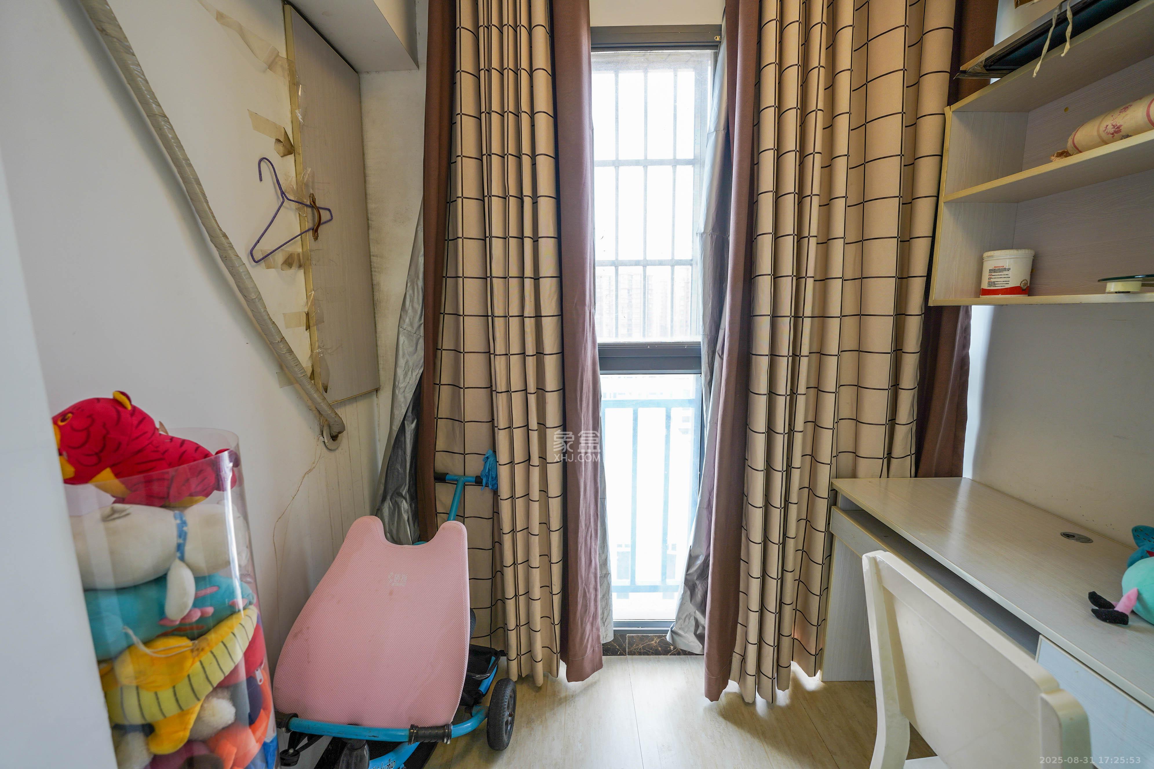 鑫天格林香山  3室2厅2卫    65.0万 鑫天格林香山  3室2厅2卫    65.0万阳台