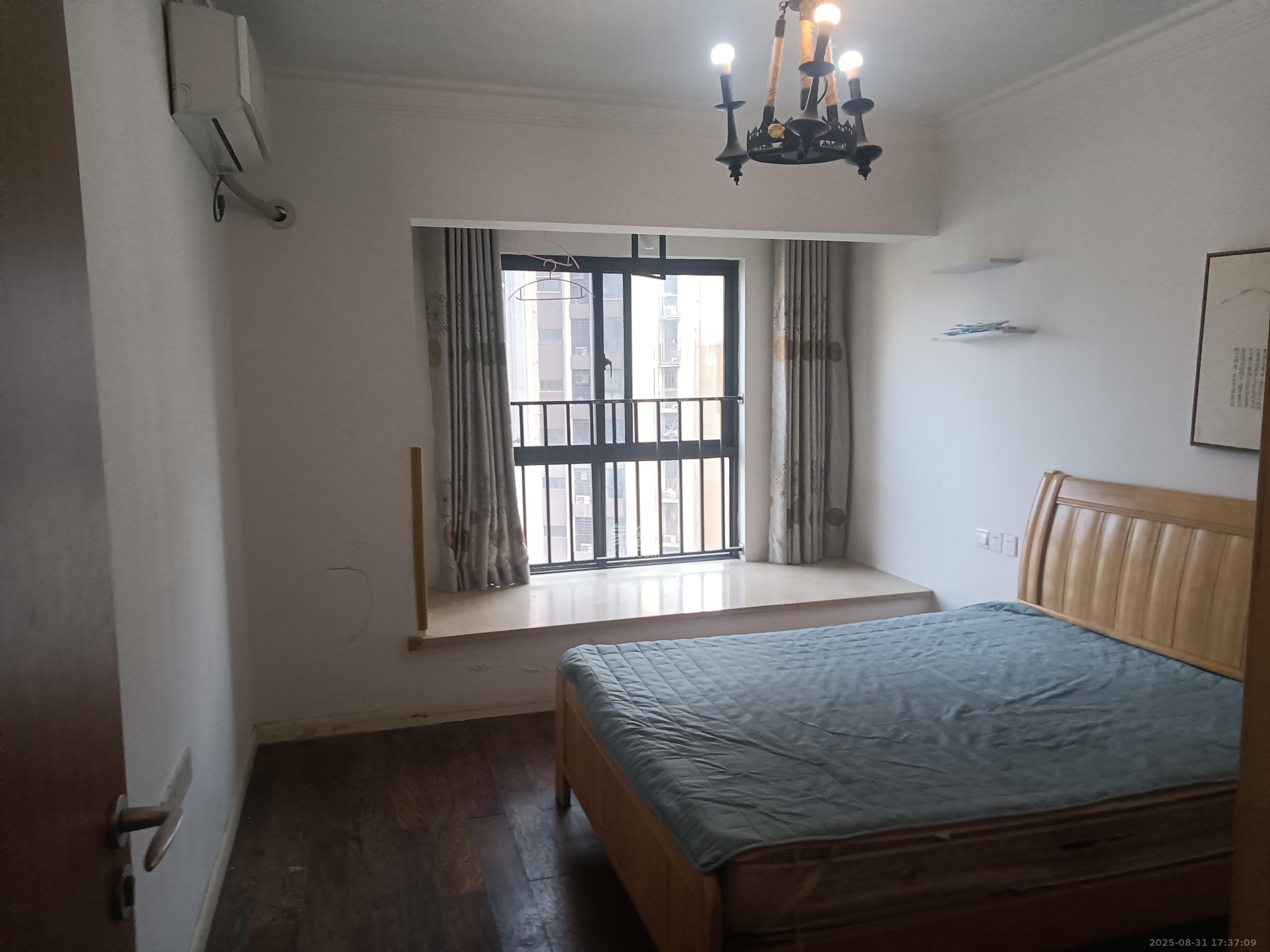 绿地中央广场  2室2厅1卫    2300.0元/月室内图