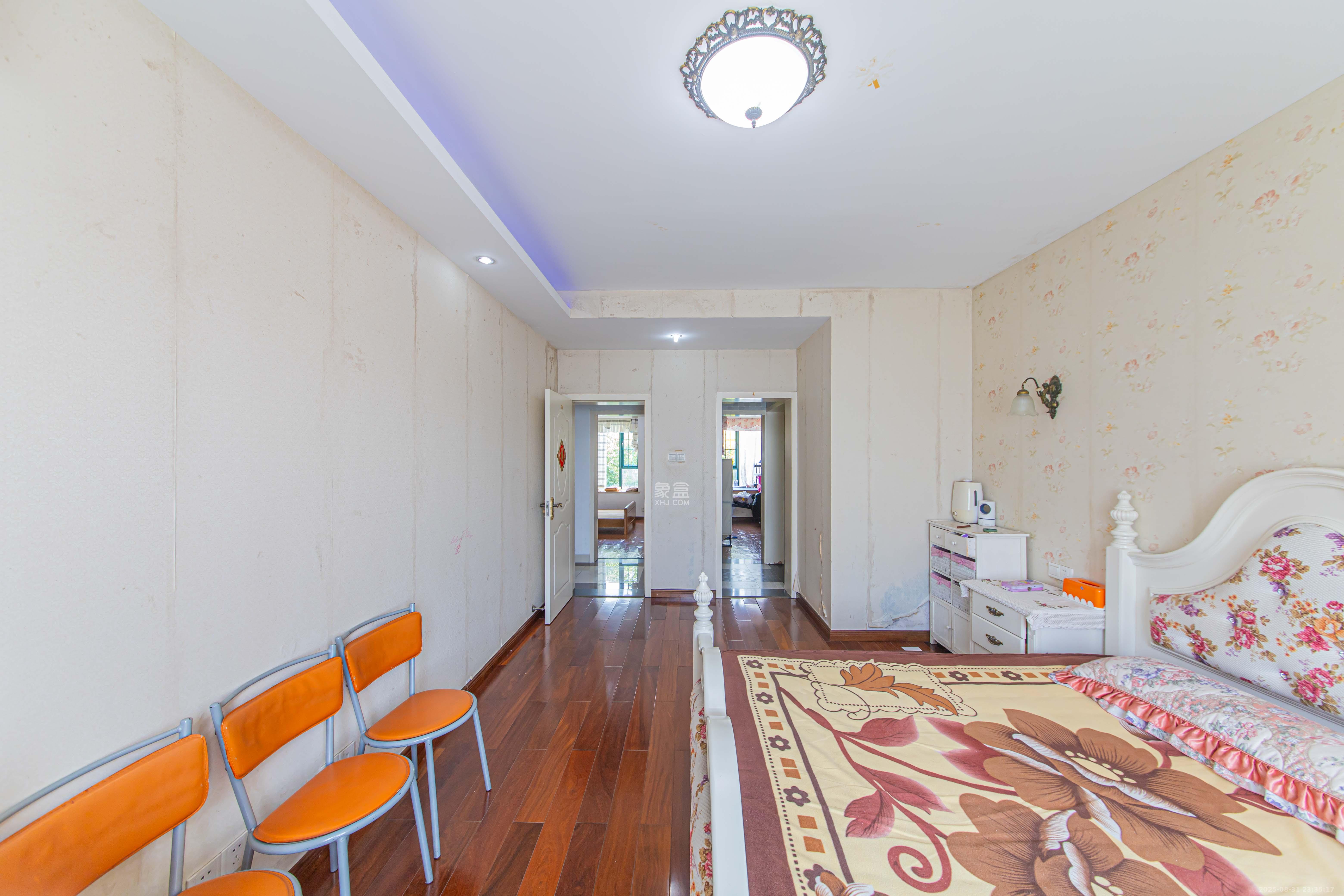 银桂苑  1室2厅2卫    160.0万卧室