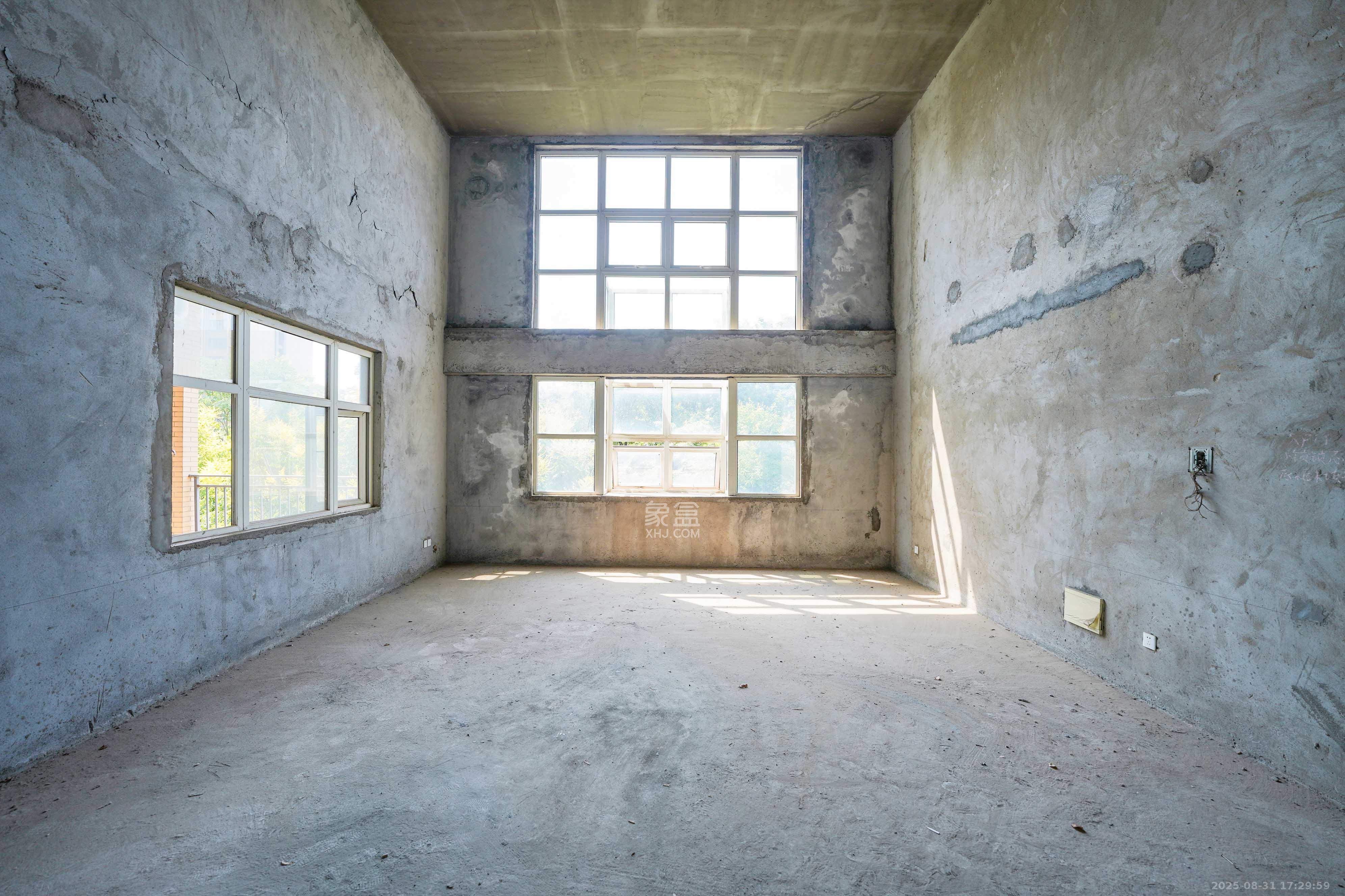 嘉华城(一期) 7室2厅3卫 298.0万 嘉华城(一期) 7室2厅3卫 298.0万客厅