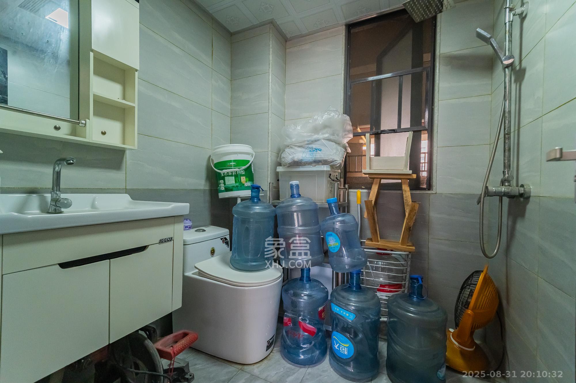 华润置地广场二期  3室2厅2卫    74.8万 华润置地广场二期  3室2厅2卫    74.8万卫生间