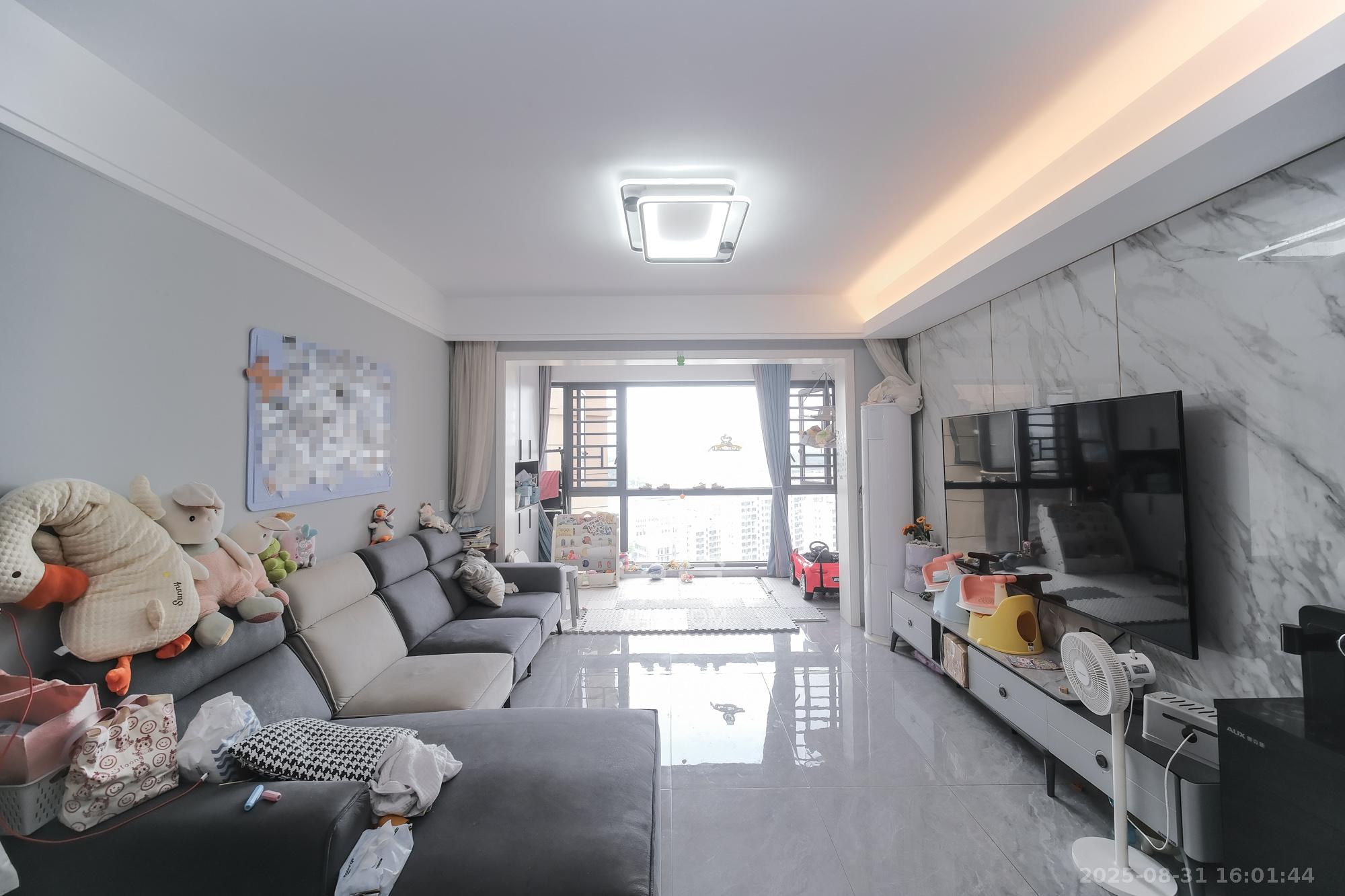 保利香槟国际 4室2厅2卫 110.0万 保利香槟国际 4室2厅2卫 110.0万客厅