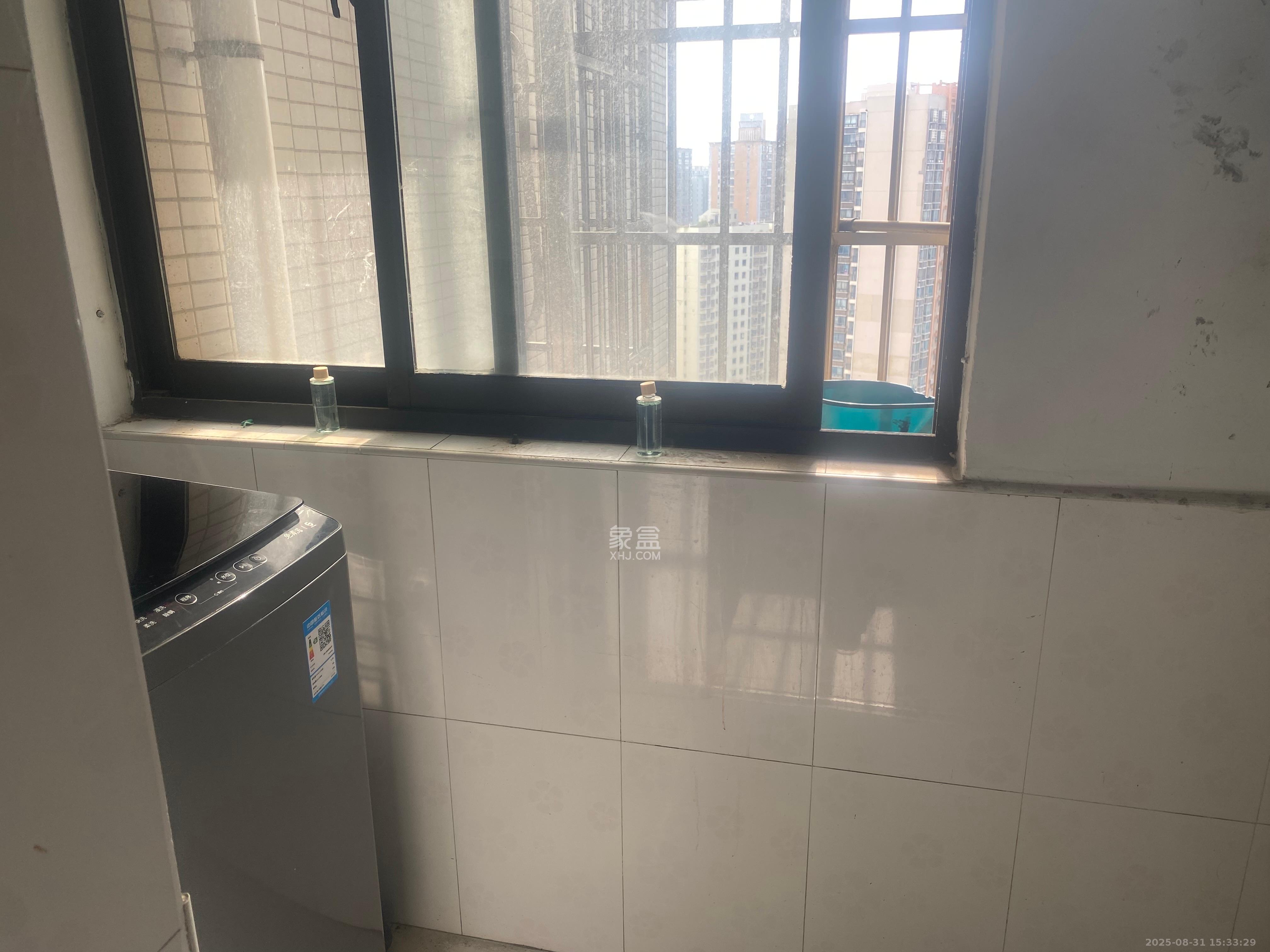 和庄  3室2厅2卫    2000.0元/月室内图