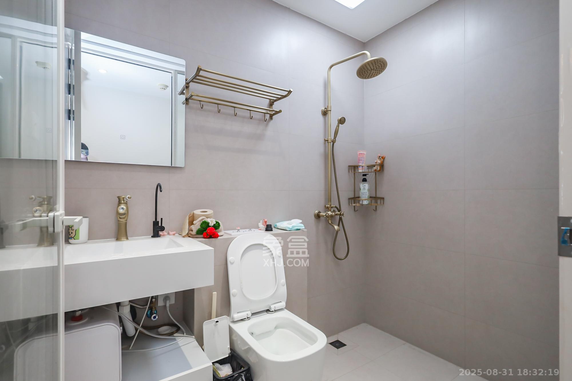 保利天禧C区  4室2厅4卫    650.0万 保利天禧C区  4室2厅4卫    650.0万卫生间