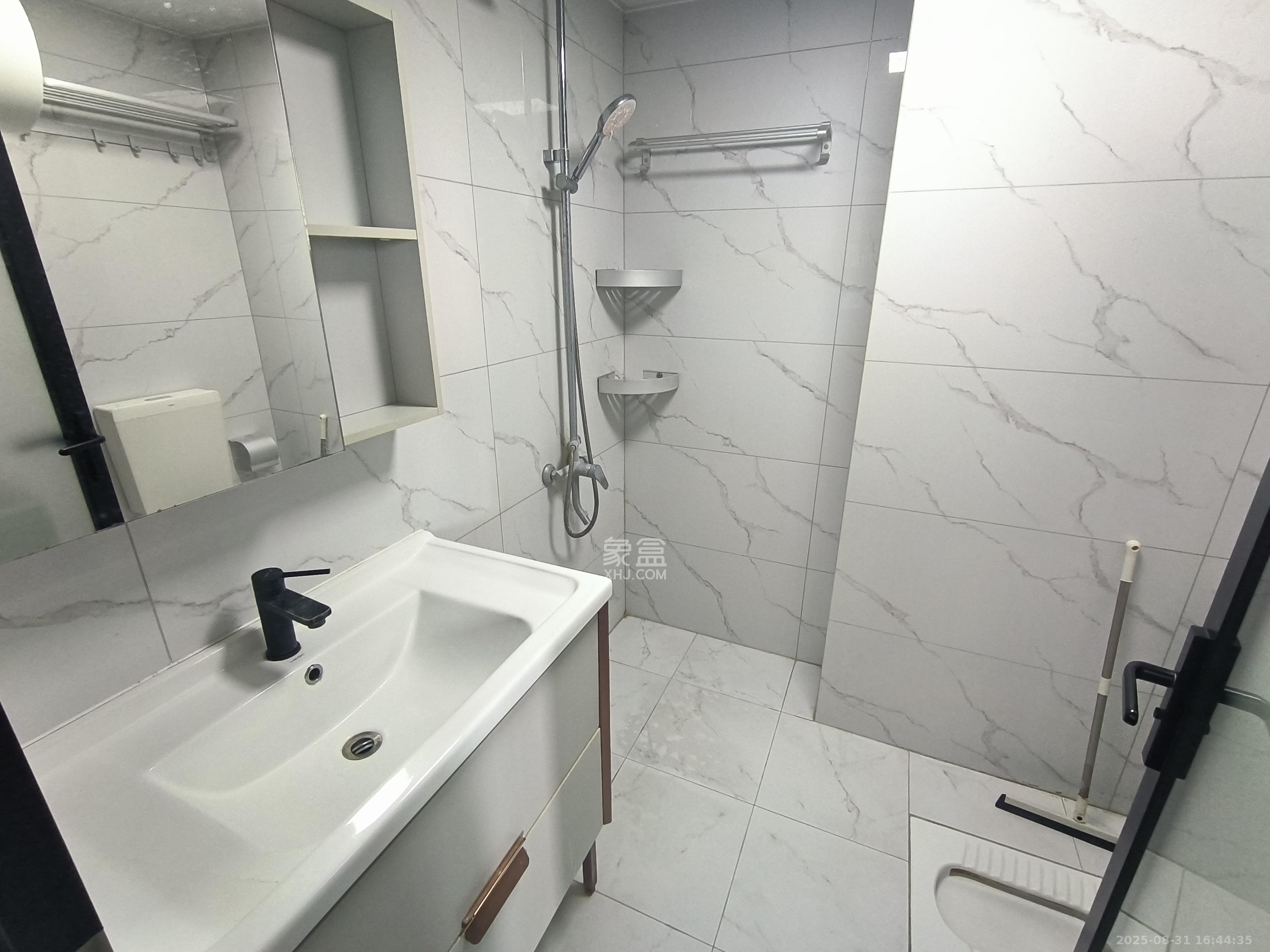 潇湘奥林匹克花园  1室1厅1卫    1600.0元/月 潇湘奥林匹克花园  1室1厅1卫    1600.0元/月室内图