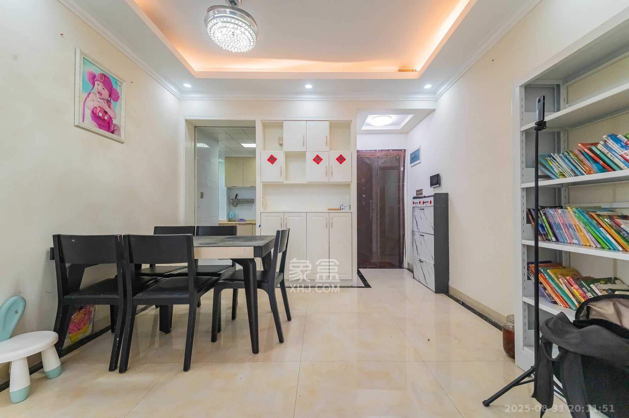 华润置地广场一期 3室2厅1卫 70.0万 华润置地广场一期 3室2厅1卫 70.0万客厅