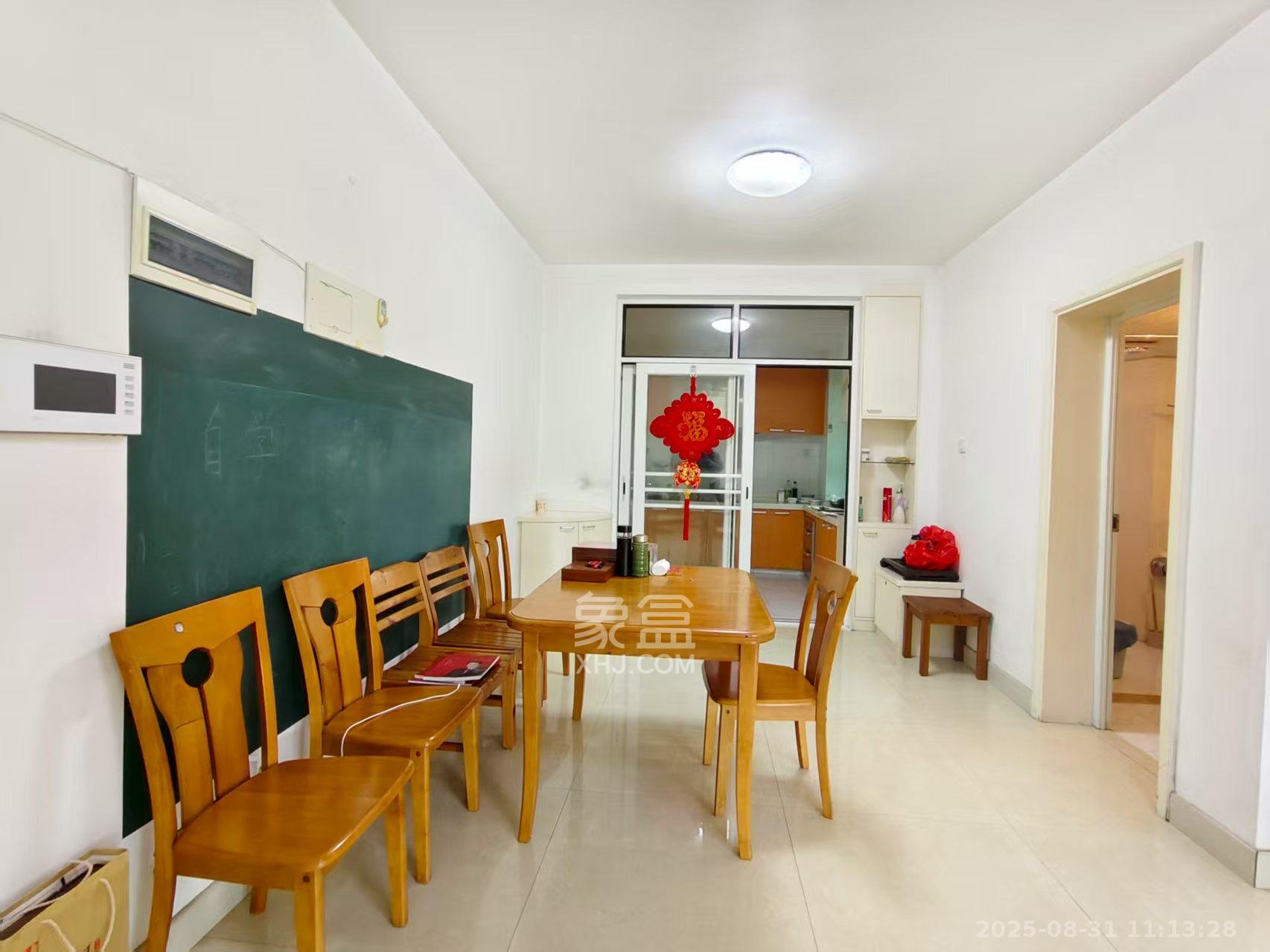 龙柏小区  4室2厅2卫    3600.0元/月室内图