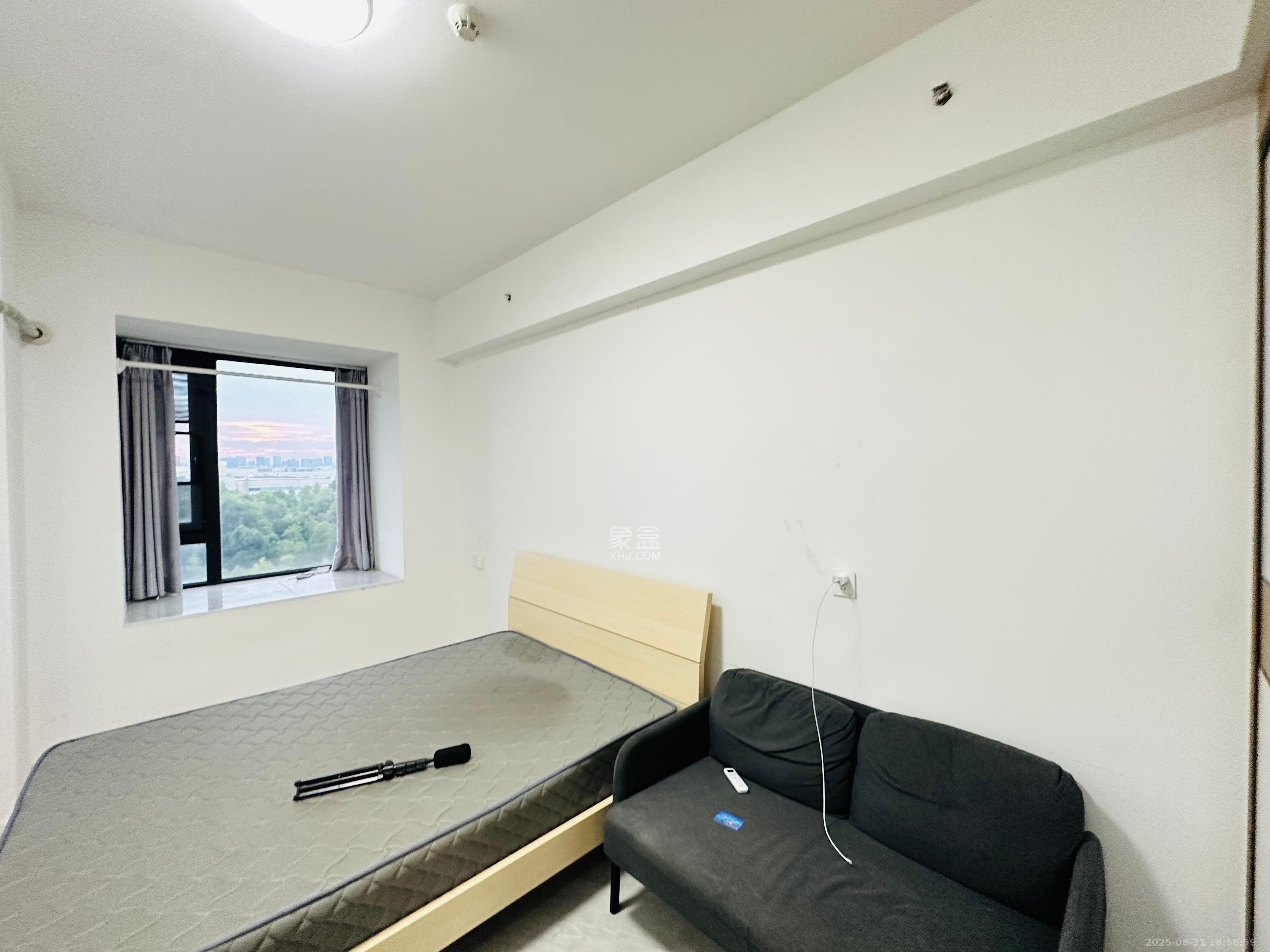 保利麓谷林语I区  1室1厅1卫    1600.0元/月室内图