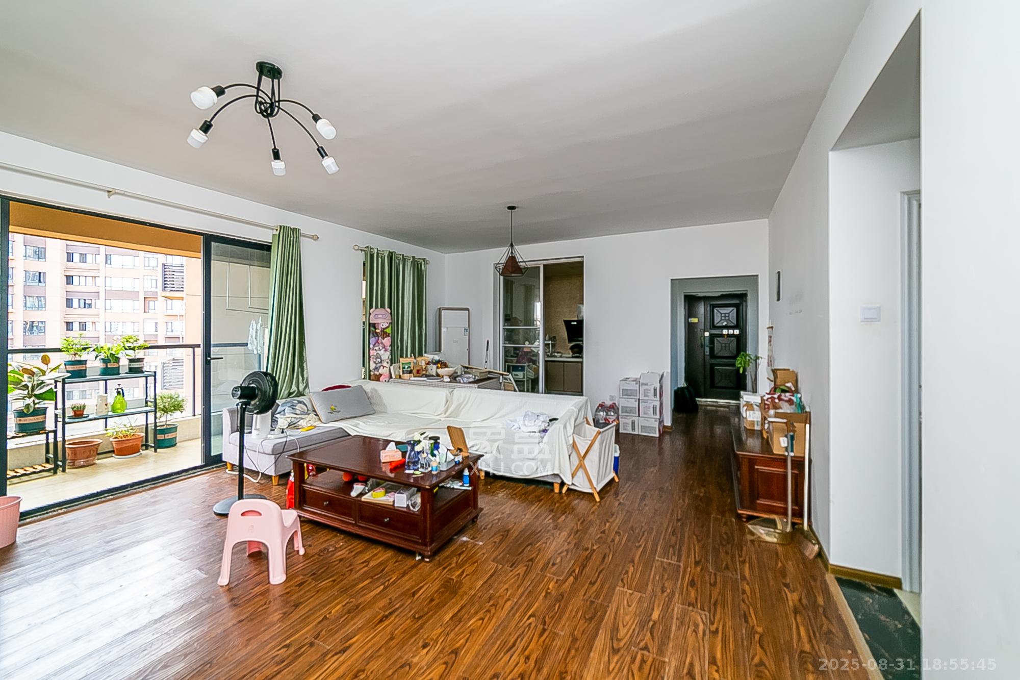 荣悦台  3室2厅2卫    180.0万 荣悦台  3室2厅2卫    180.0万客厅