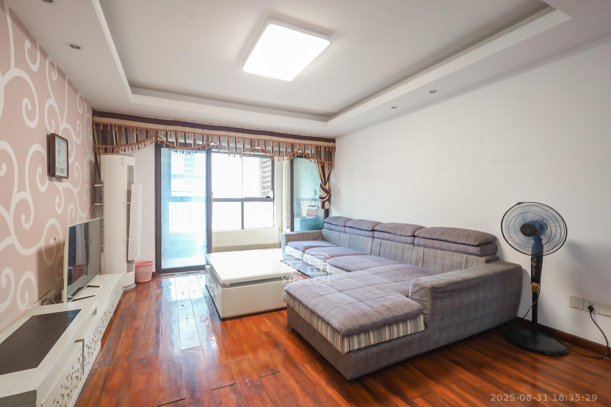 绿地中央广场 3室2厅2卫 128.0万 绿地中央广场 3室2厅2卫 128.0万客厅