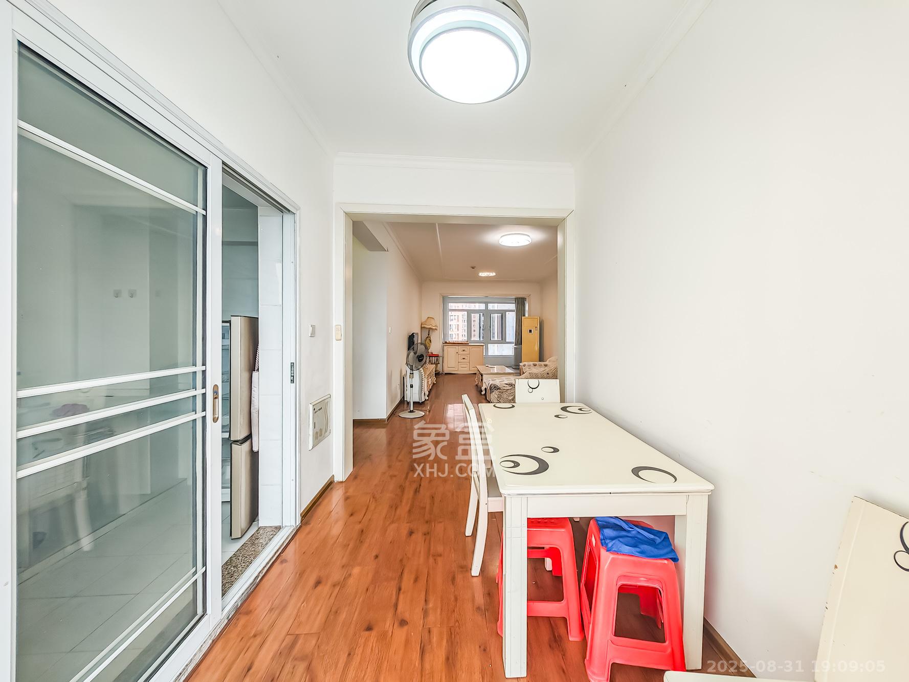 绿地海外滩一期 3室2厅2卫 63.0万 绿地海外滩一期 3室2厅2卫 63.0万客厅