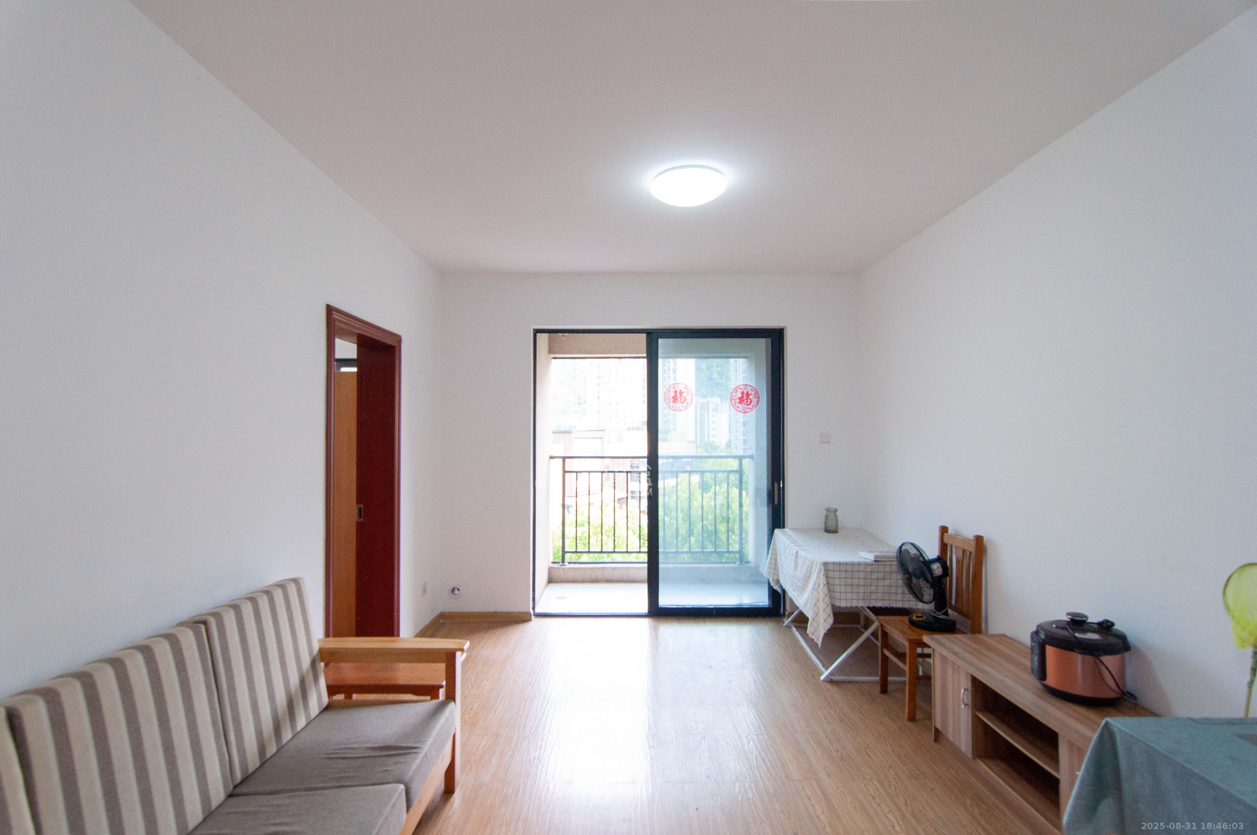 中海梅溪湖壹号  3室2厅1卫    125.0万 中海梅溪湖壹号  3室2厅1卫    125.0万客厅