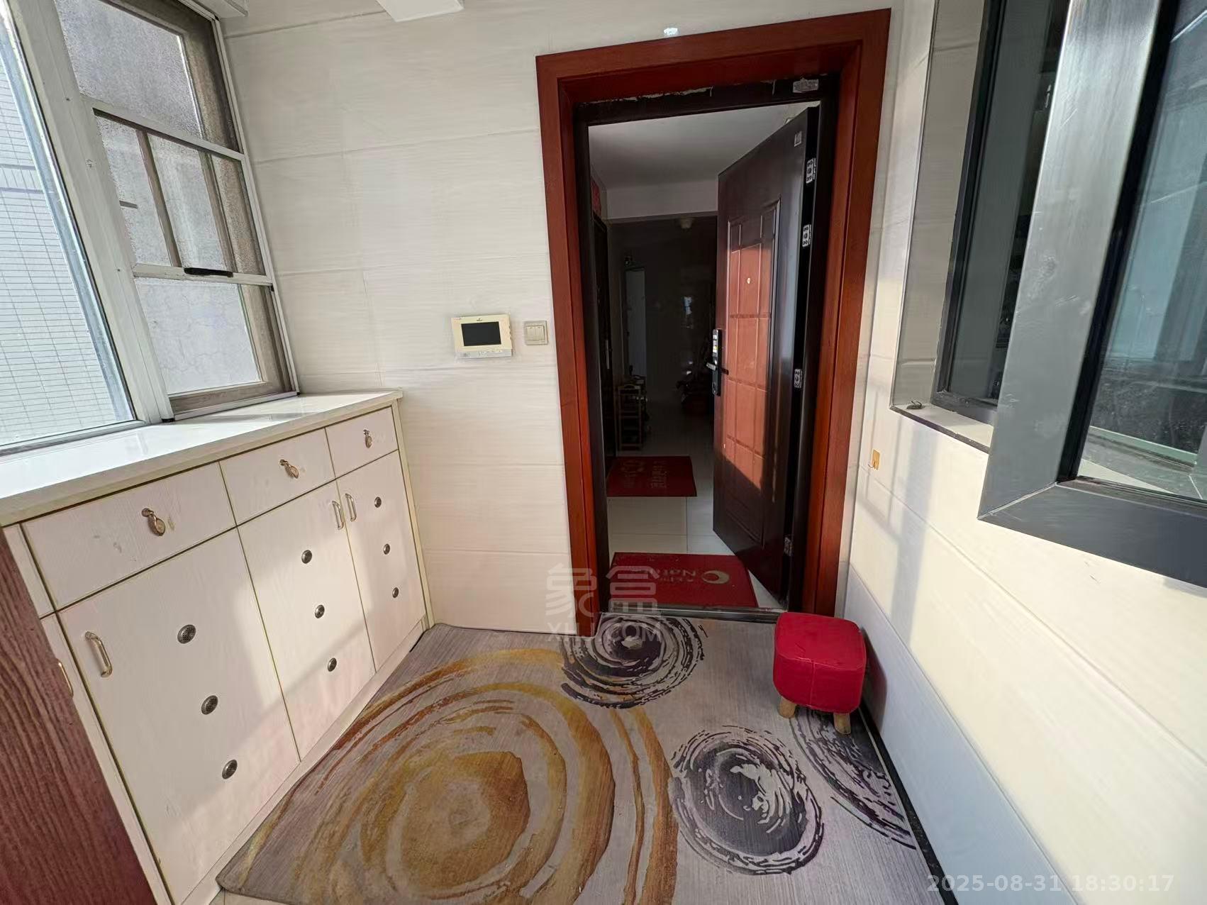 美的城三期  3室2厅1卫    1900.0元/月室内图