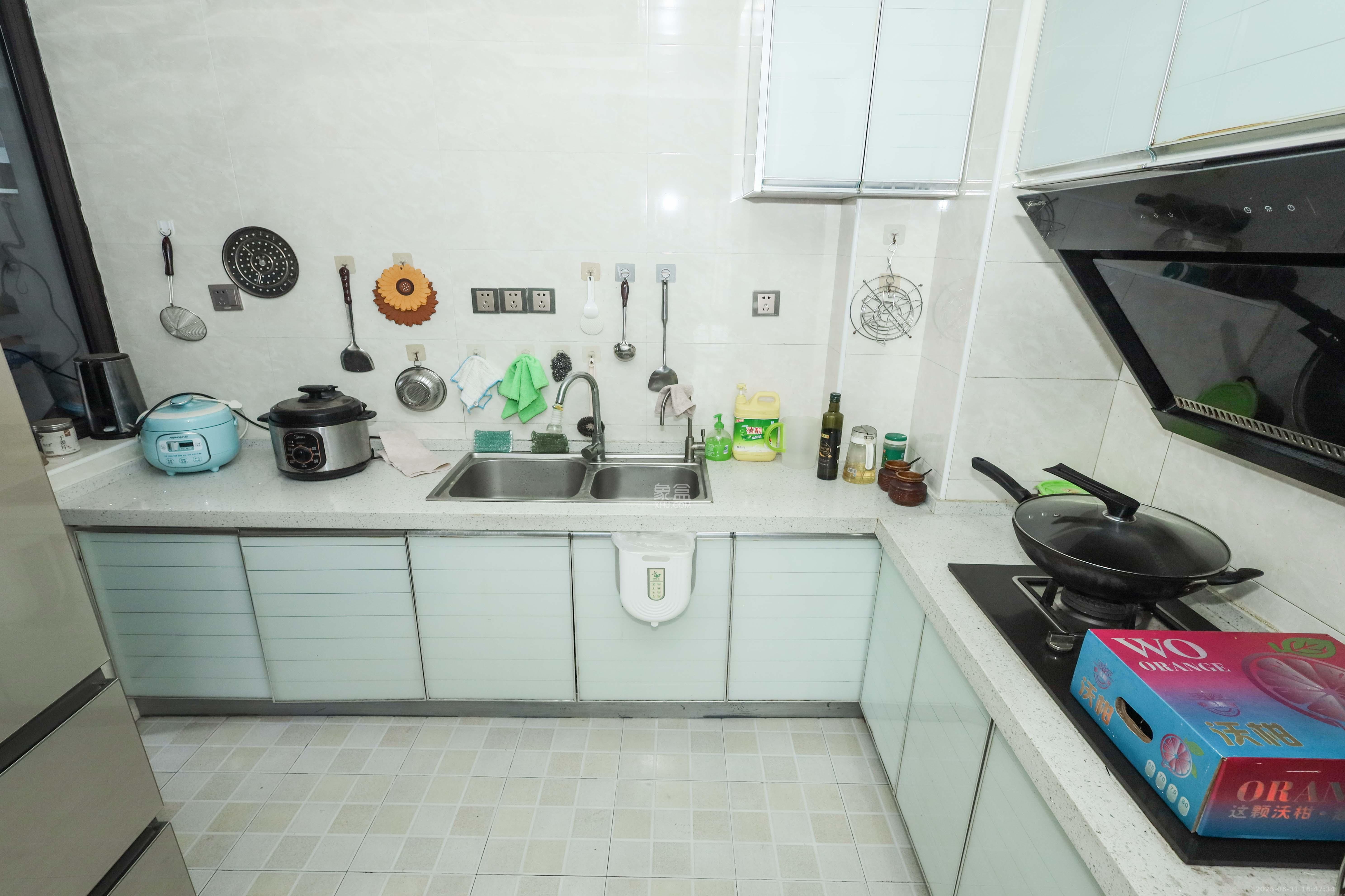 保利麓谷林语E区  3室2厅2卫    105.0万 保利麓谷林语E区  3室2厅2卫    105.0万厨房