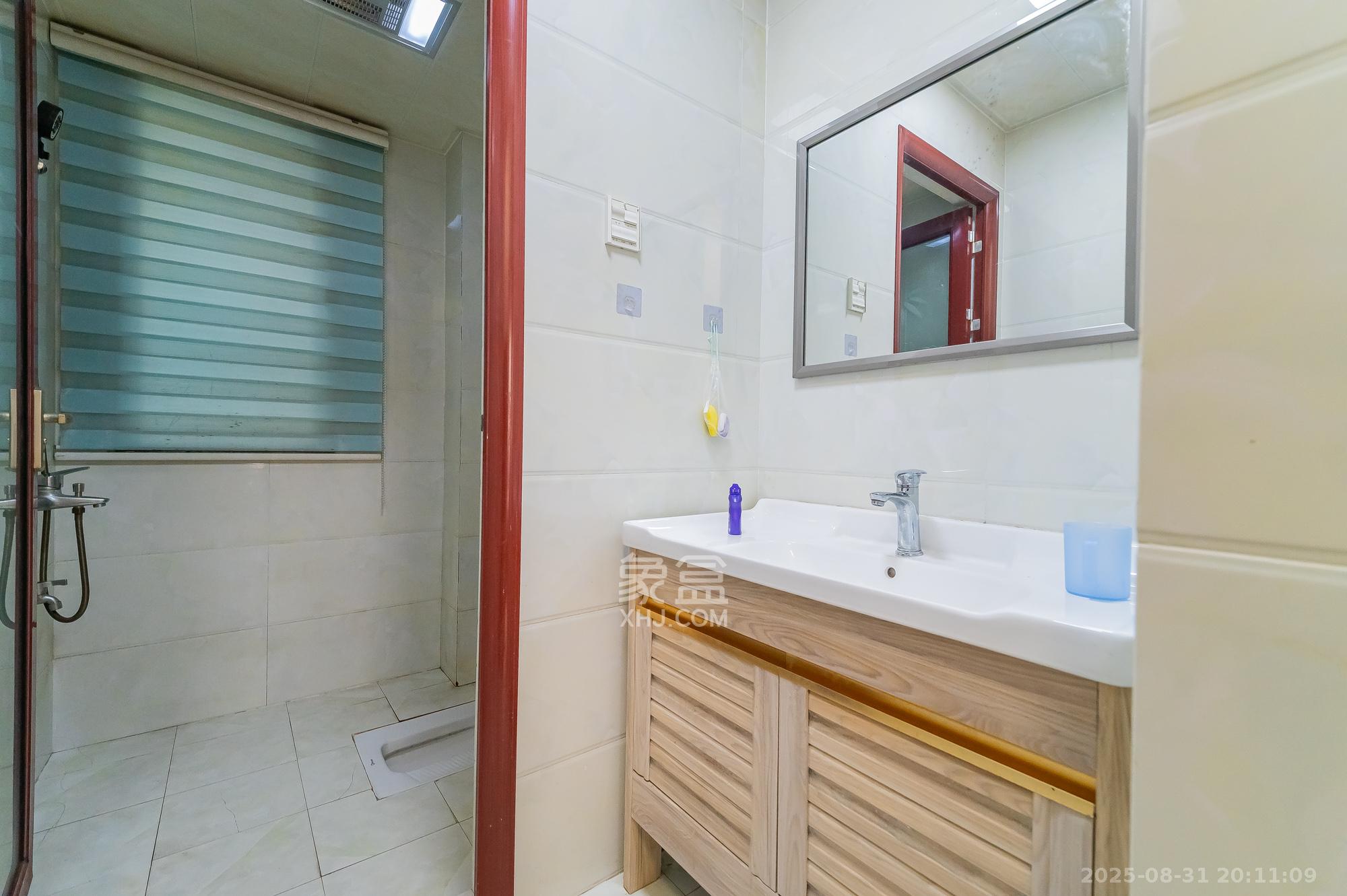 华润置地广场二期 3室2厅1卫 71.8万 华润置地广场二期 3室2厅1卫 71.8万卫生间